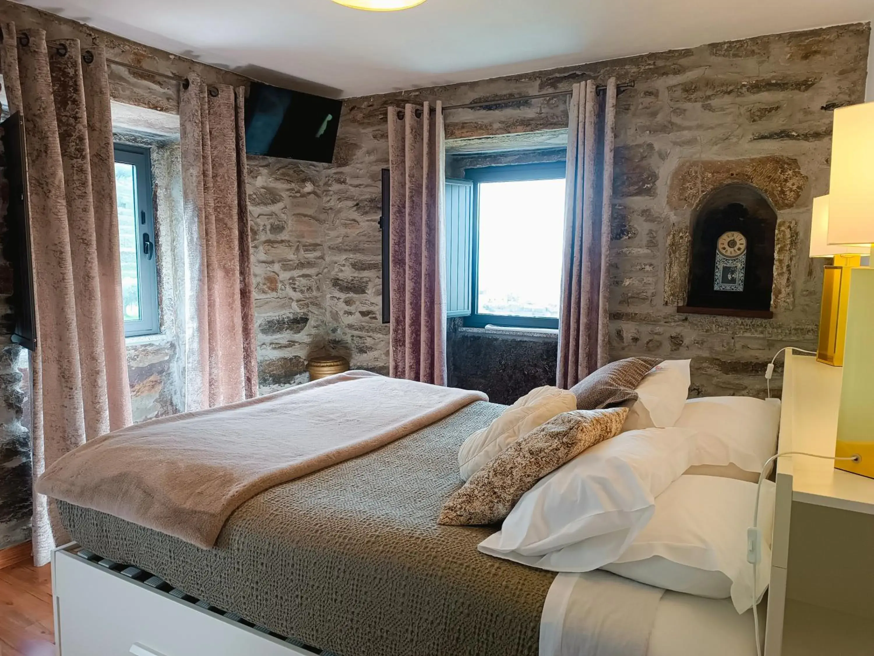 Double Room with Pool View in Casa do Romezal Double Room with Pool View in Casa do Romezal