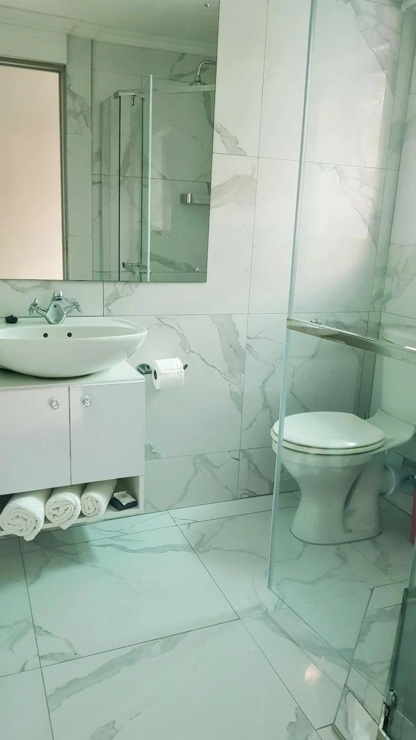 Toilet in Rainbow Guest House and Tours