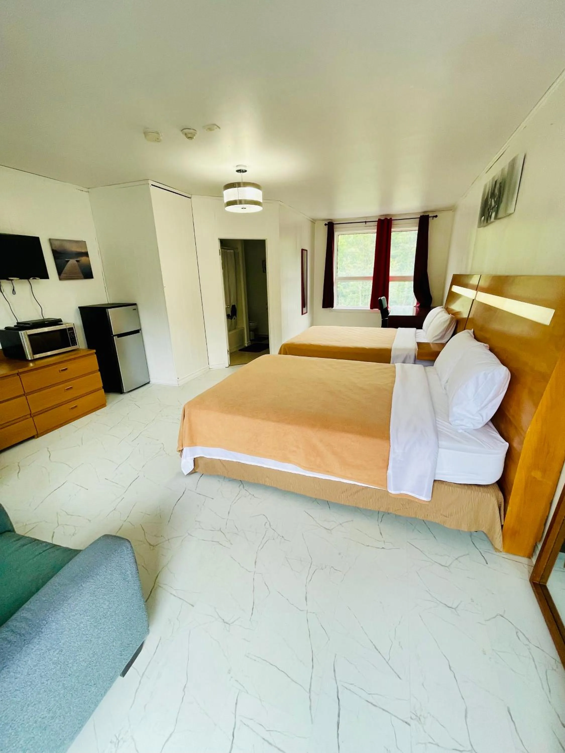 Photo of the whole room in Muskoka Nights