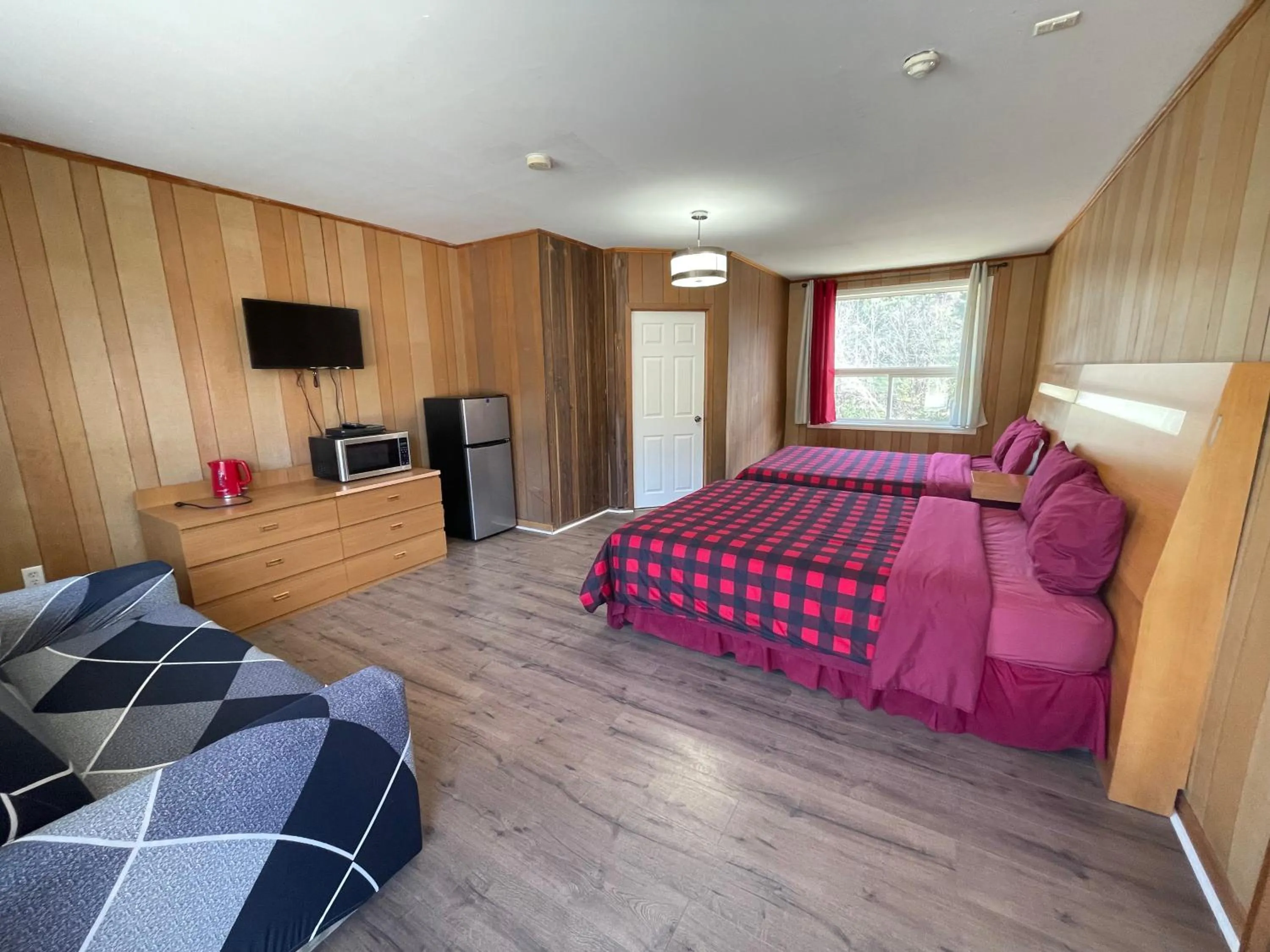 Photo of the whole room in Muskoka Nights