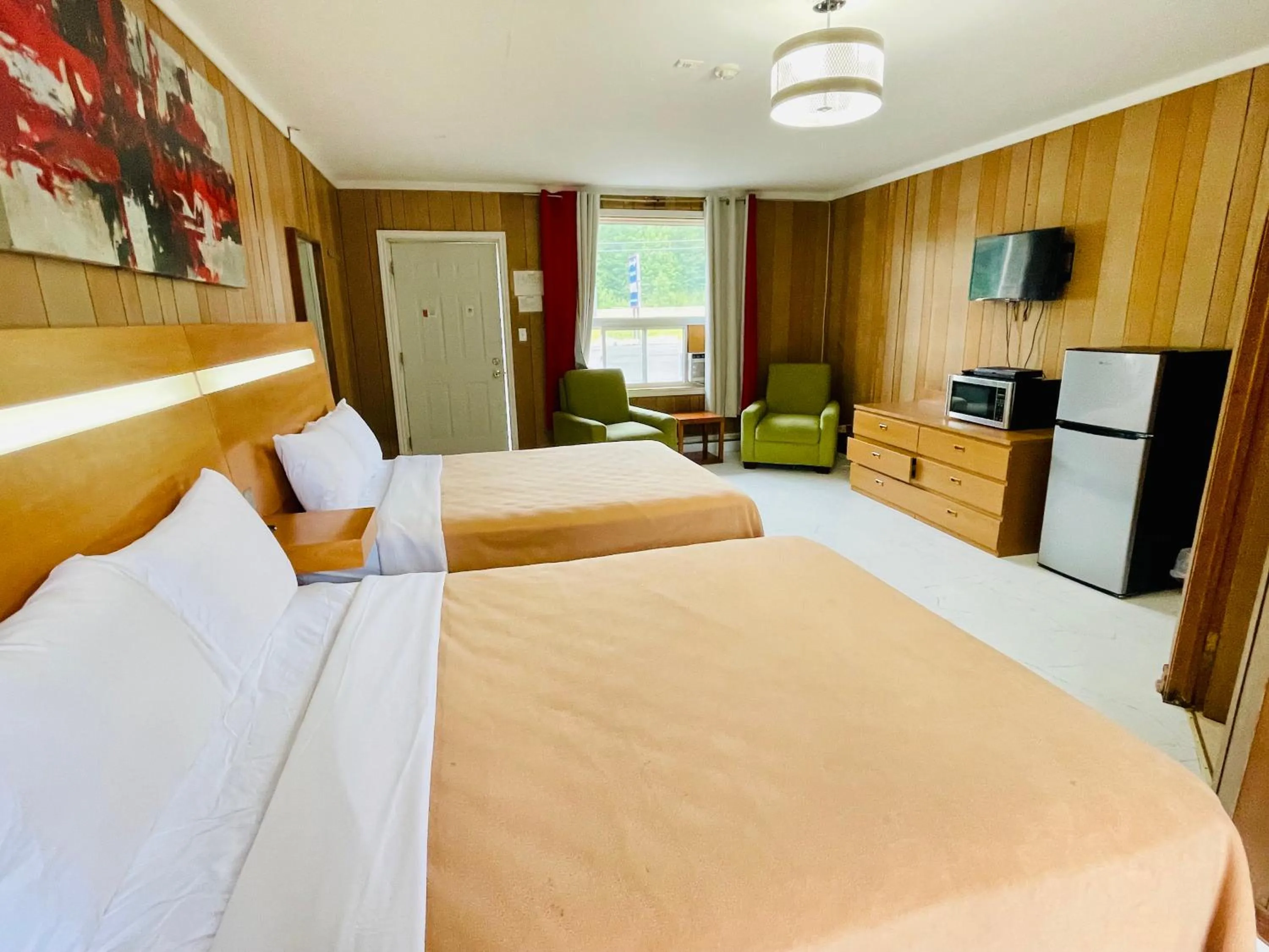 Photo of the whole room in Muskoka Nights