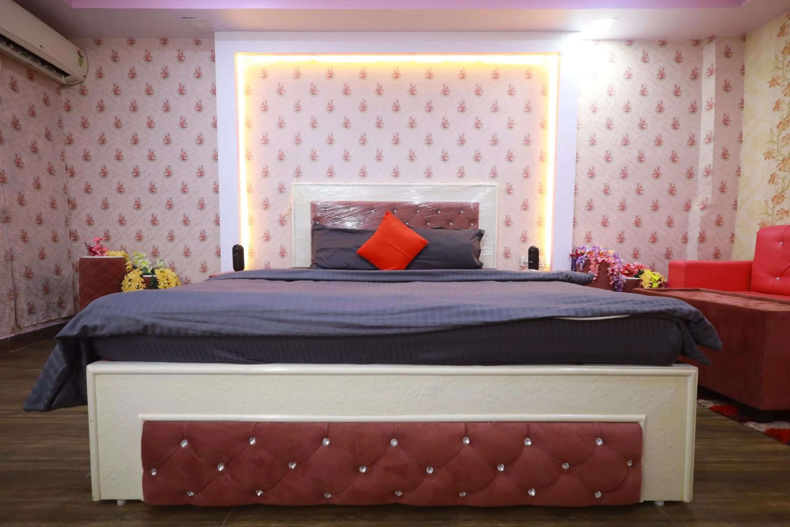 Bedroom, Bed in Raj Resort