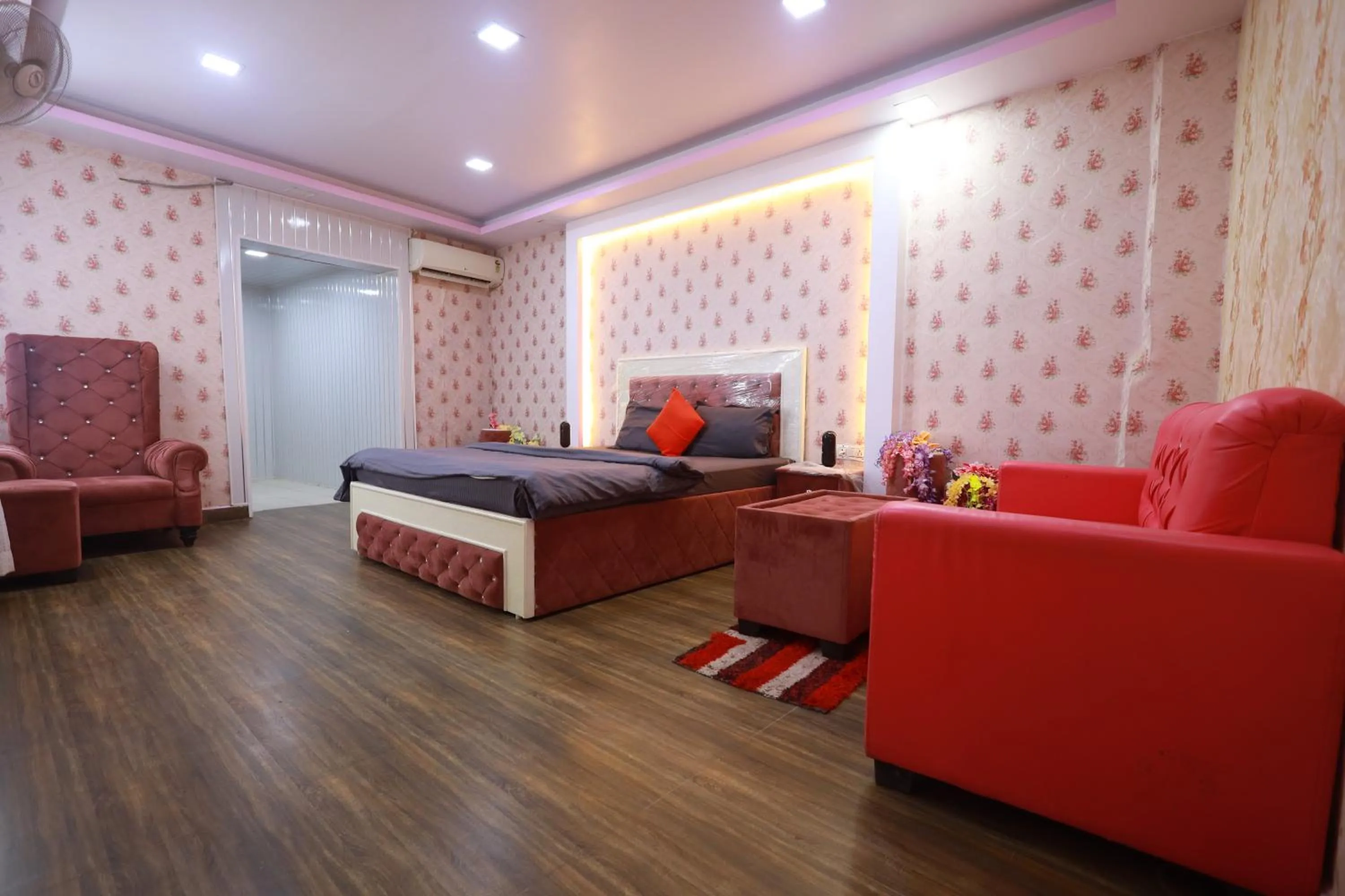 Bedroom, Bed in Raj Resort