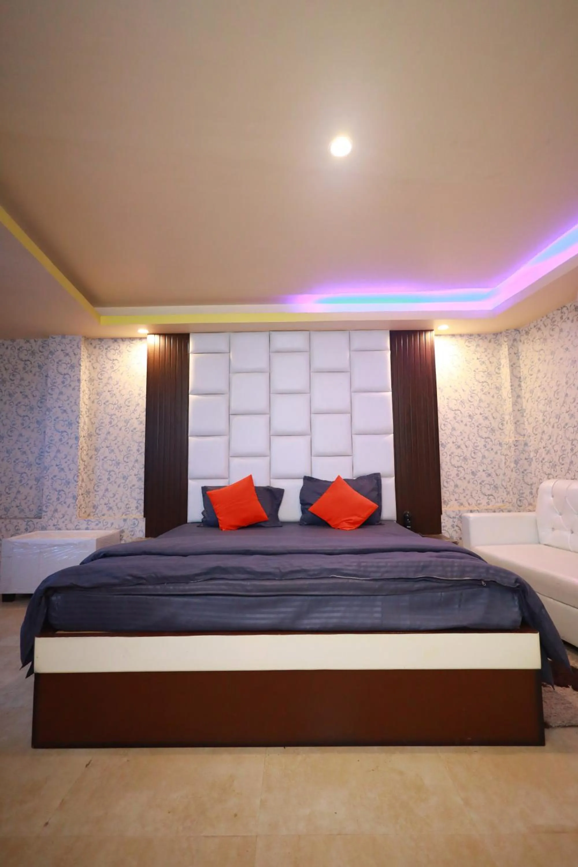 Photo of the whole room, Bed in Raj Resort