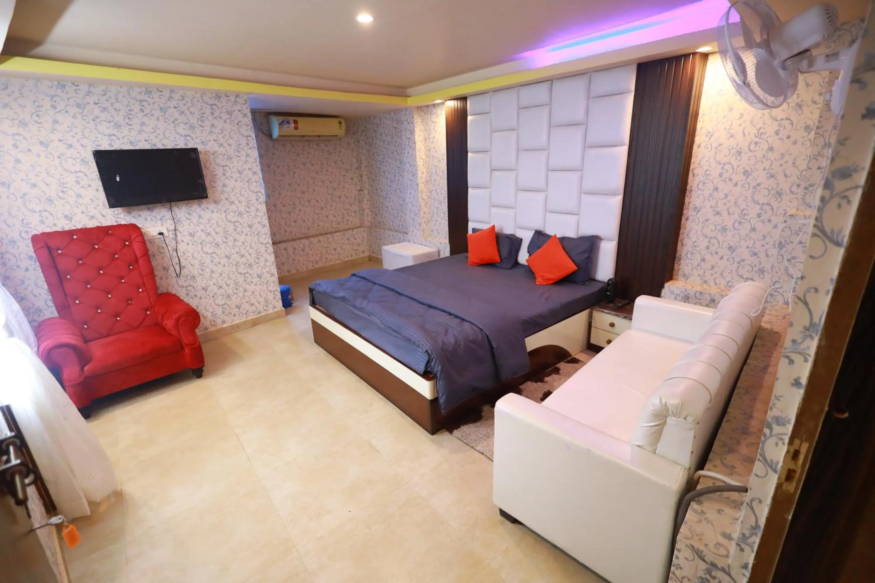 Bedroom, Bed in Raj Resort