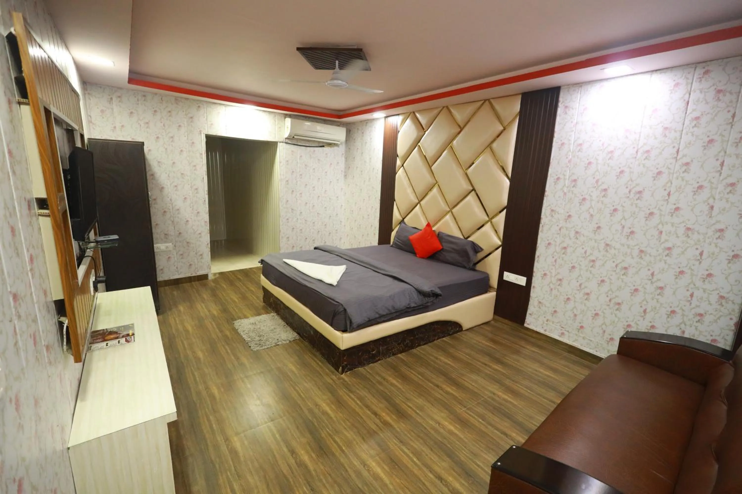 Bedroom, Bed in Raj Resort