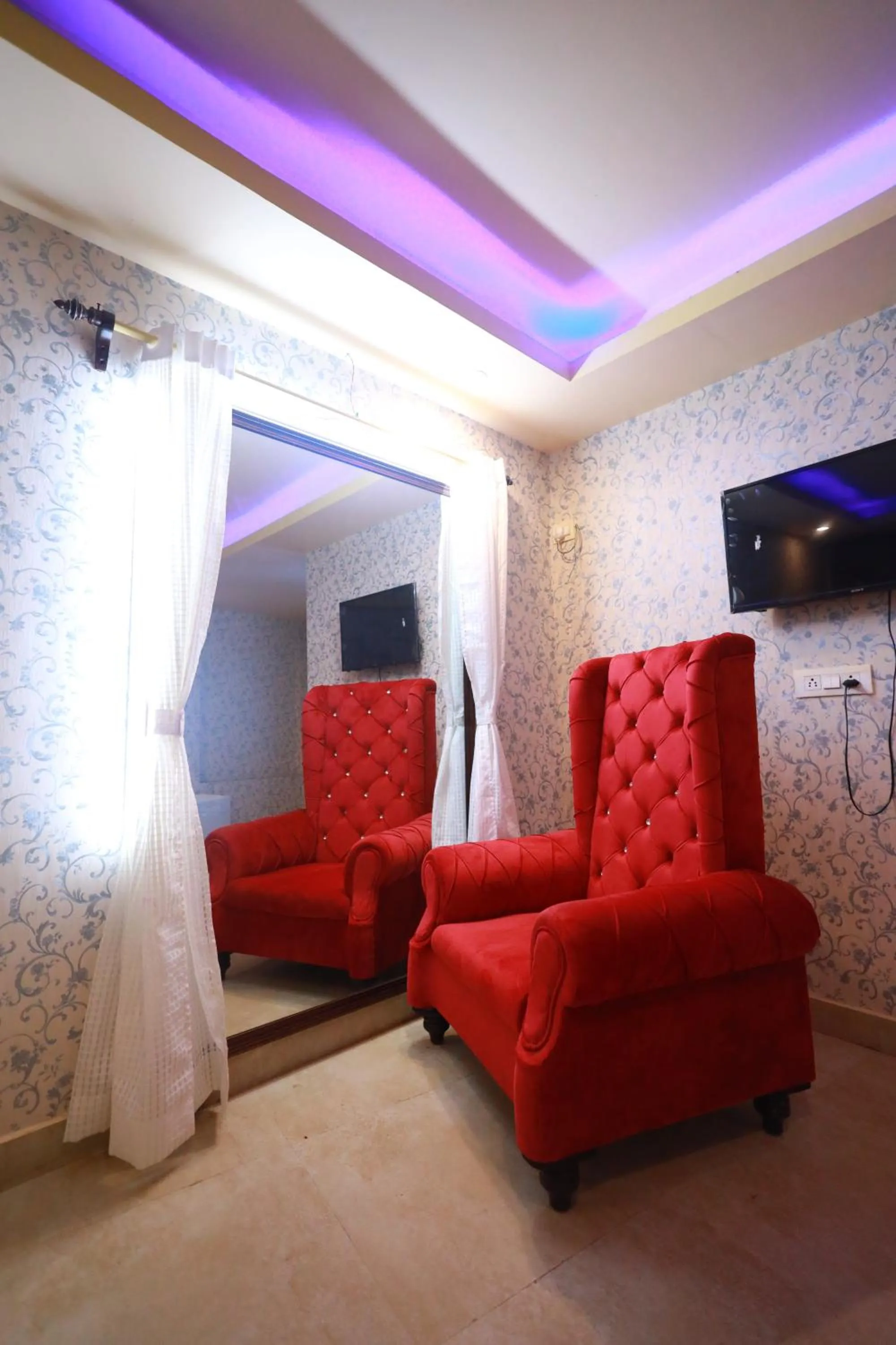 Communal lounge/ TV room in Raj Resort