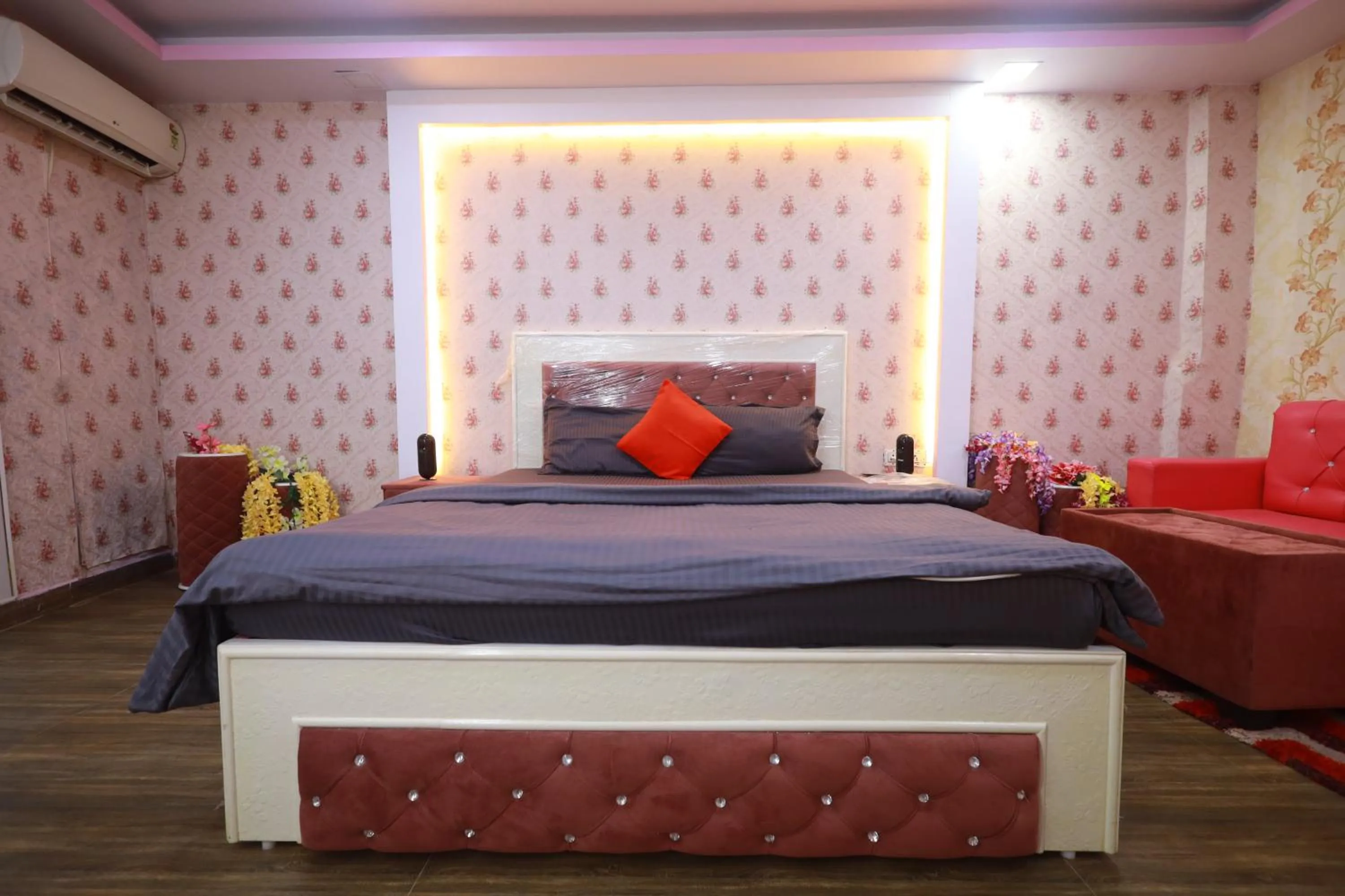 Bedroom, Bed in Raj Resort