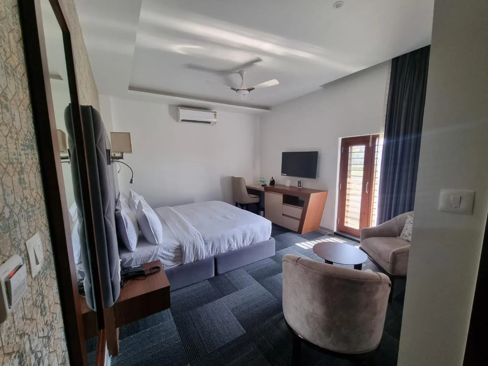 Bedroom, Bed in Eminence The Corbett