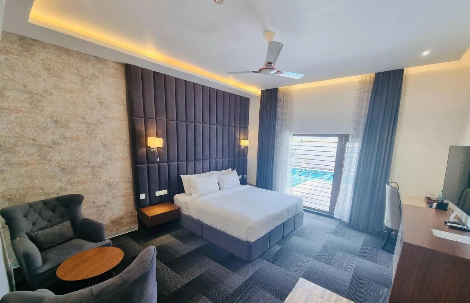 Pool view, Bed in Eminence The Corbett