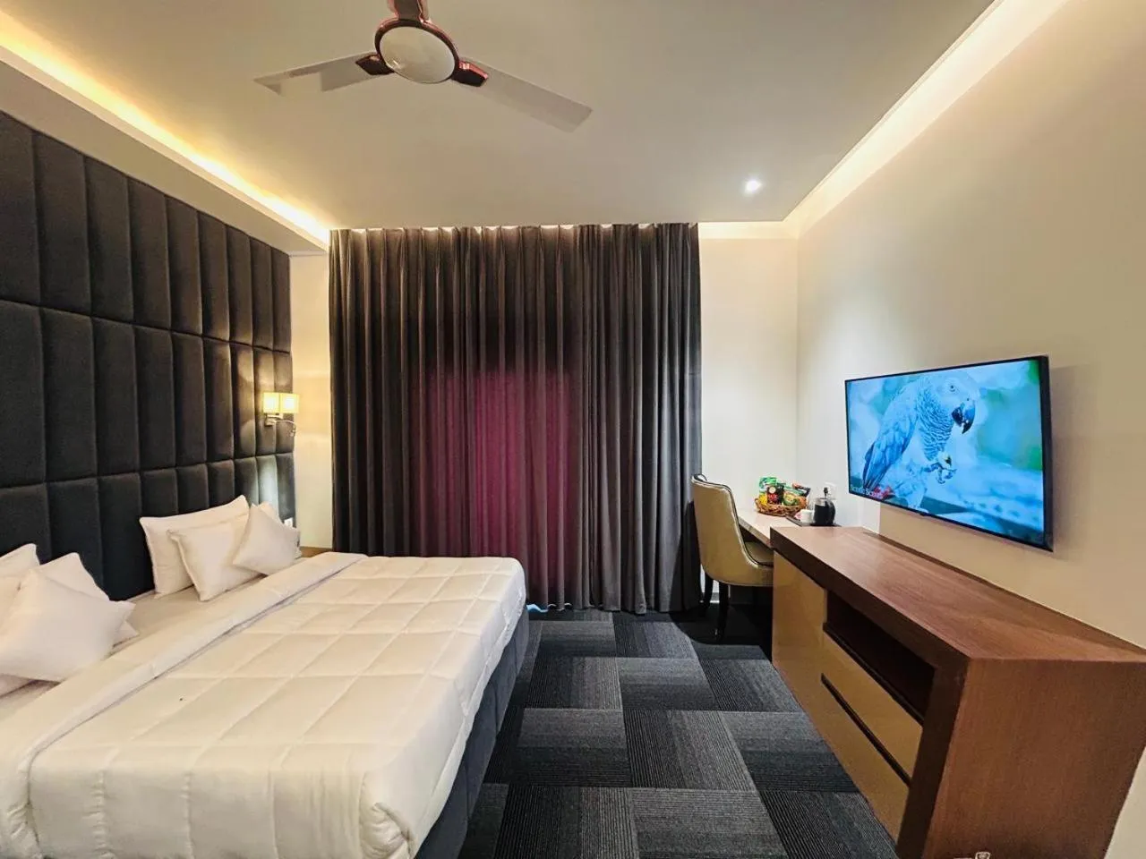 Bedroom, Bed in Eminence The Corbett