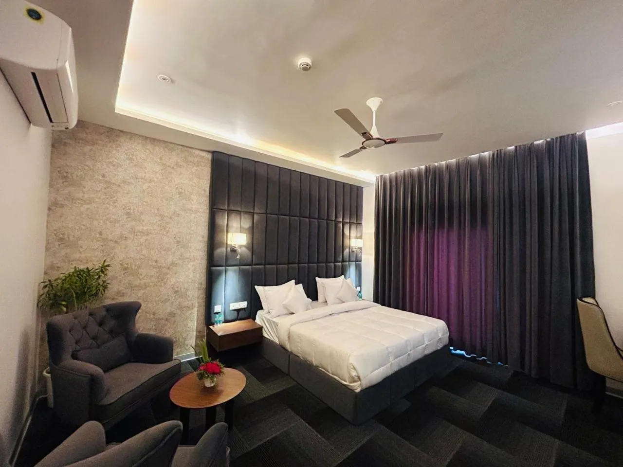 Bedroom, Bed in Eminence The Corbett