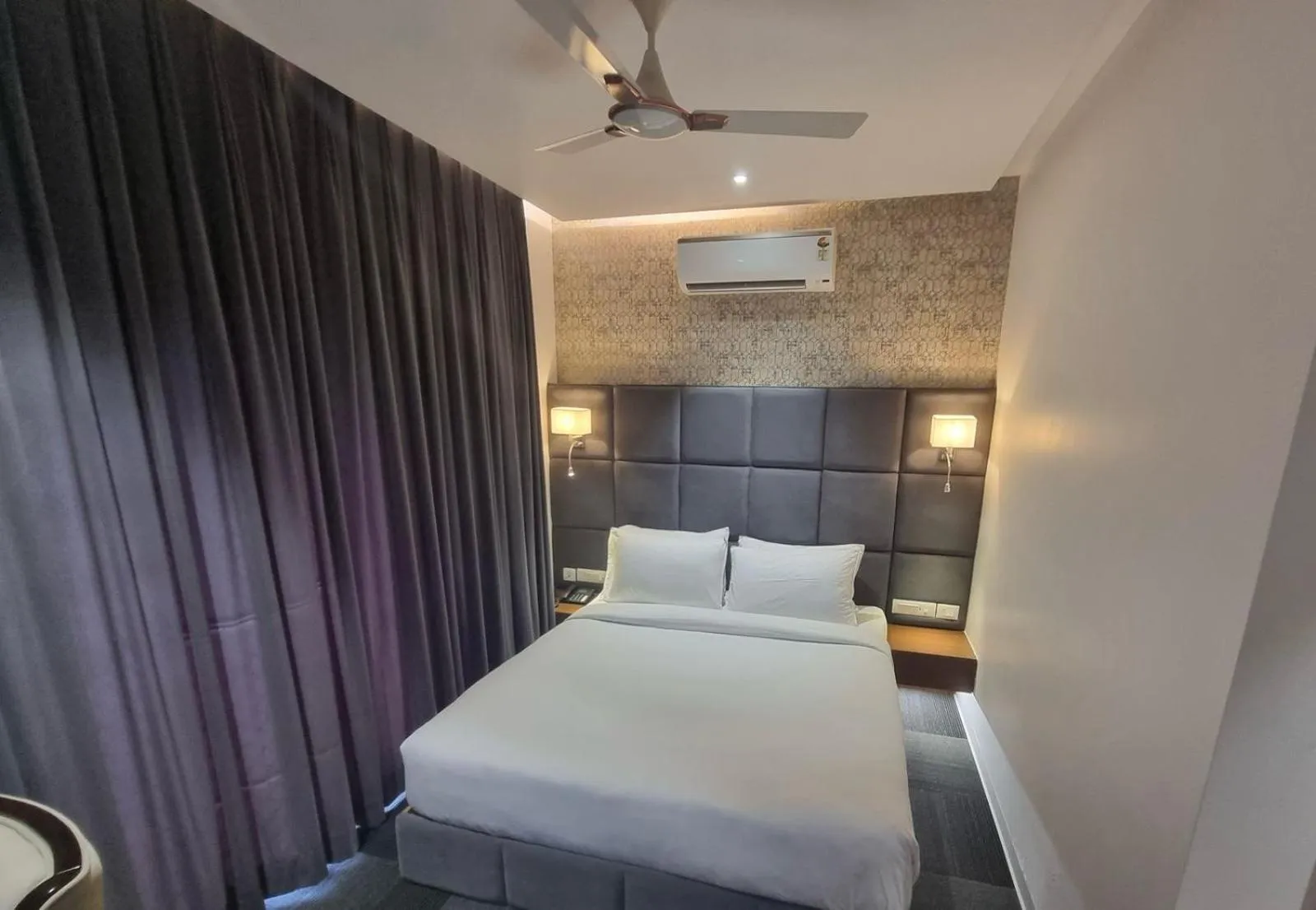 Bedroom, Bed in Eminence The Corbett