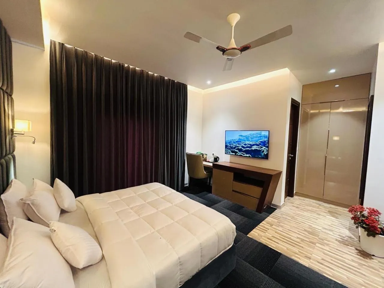 Bedroom, Bed in Eminence The Corbett