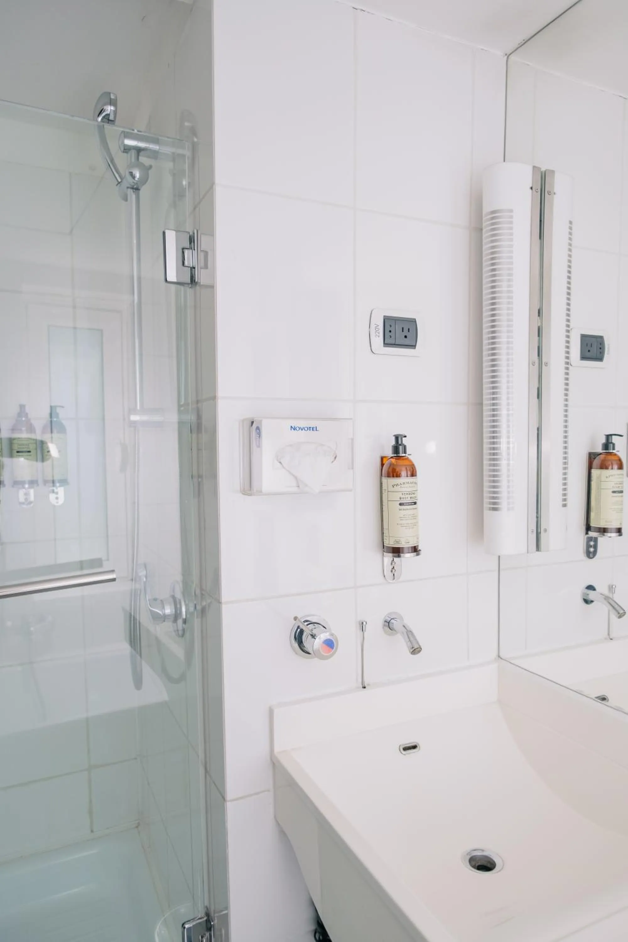Shower in Novotel Santiago Vitacura