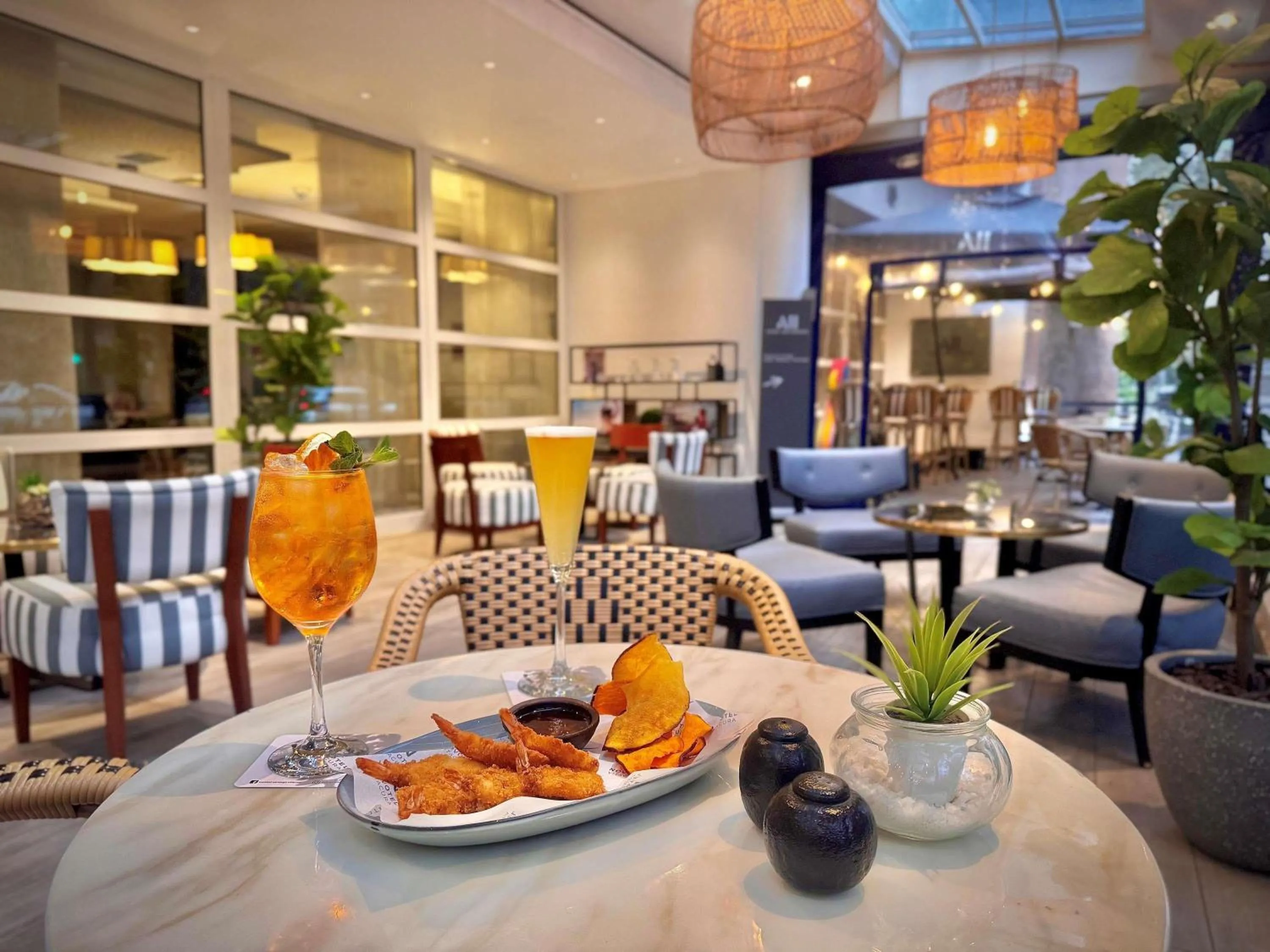 Lounge or bar in Novotel Santiago Vitacura