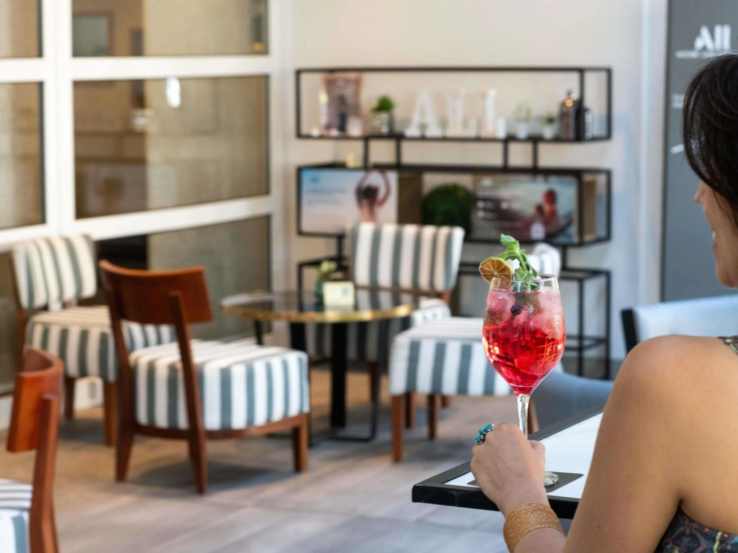 Lounge or bar in Novotel Santiago Vitacura