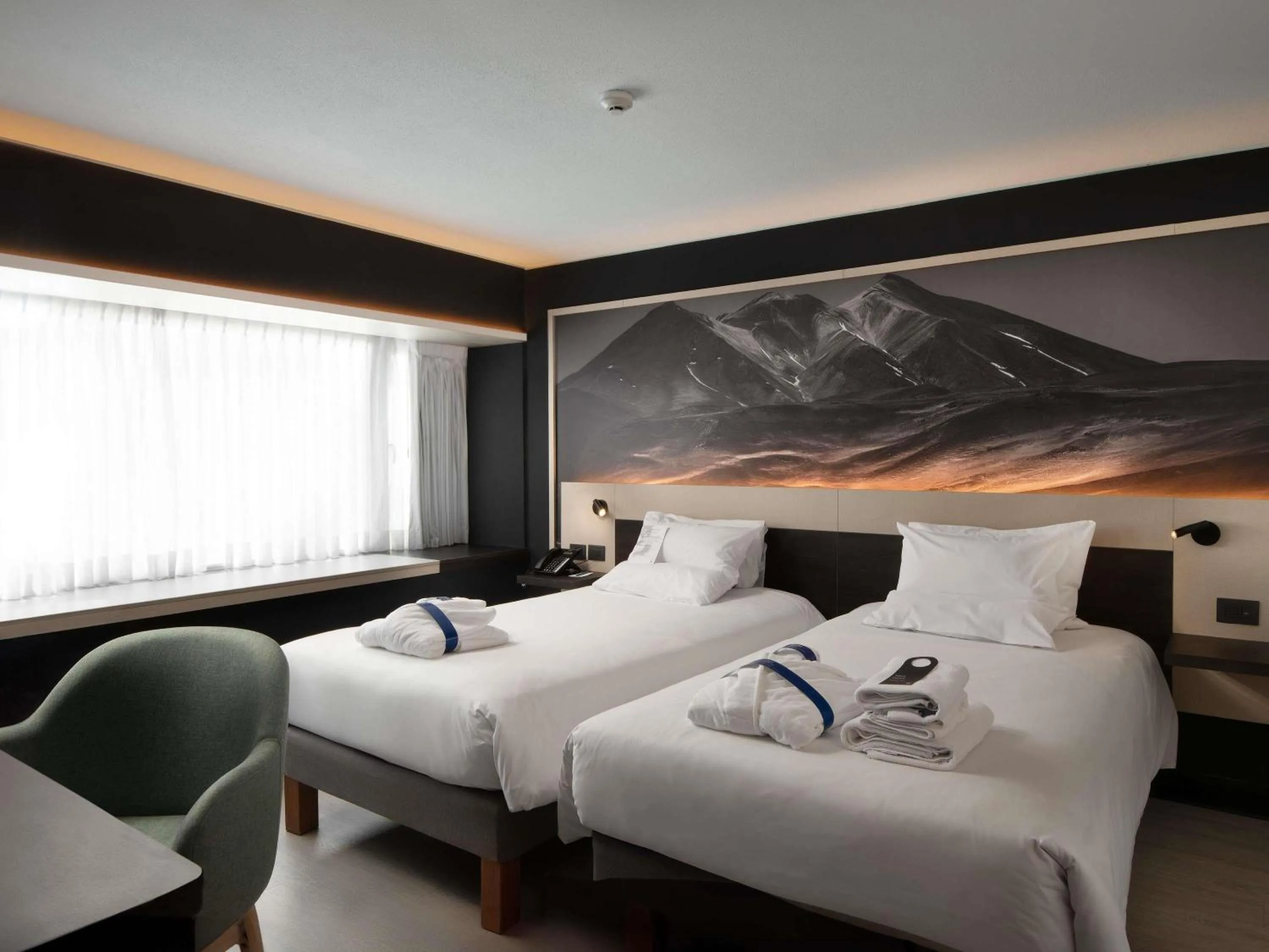 Bedroom, Bed in Novotel Santiago Vitacura