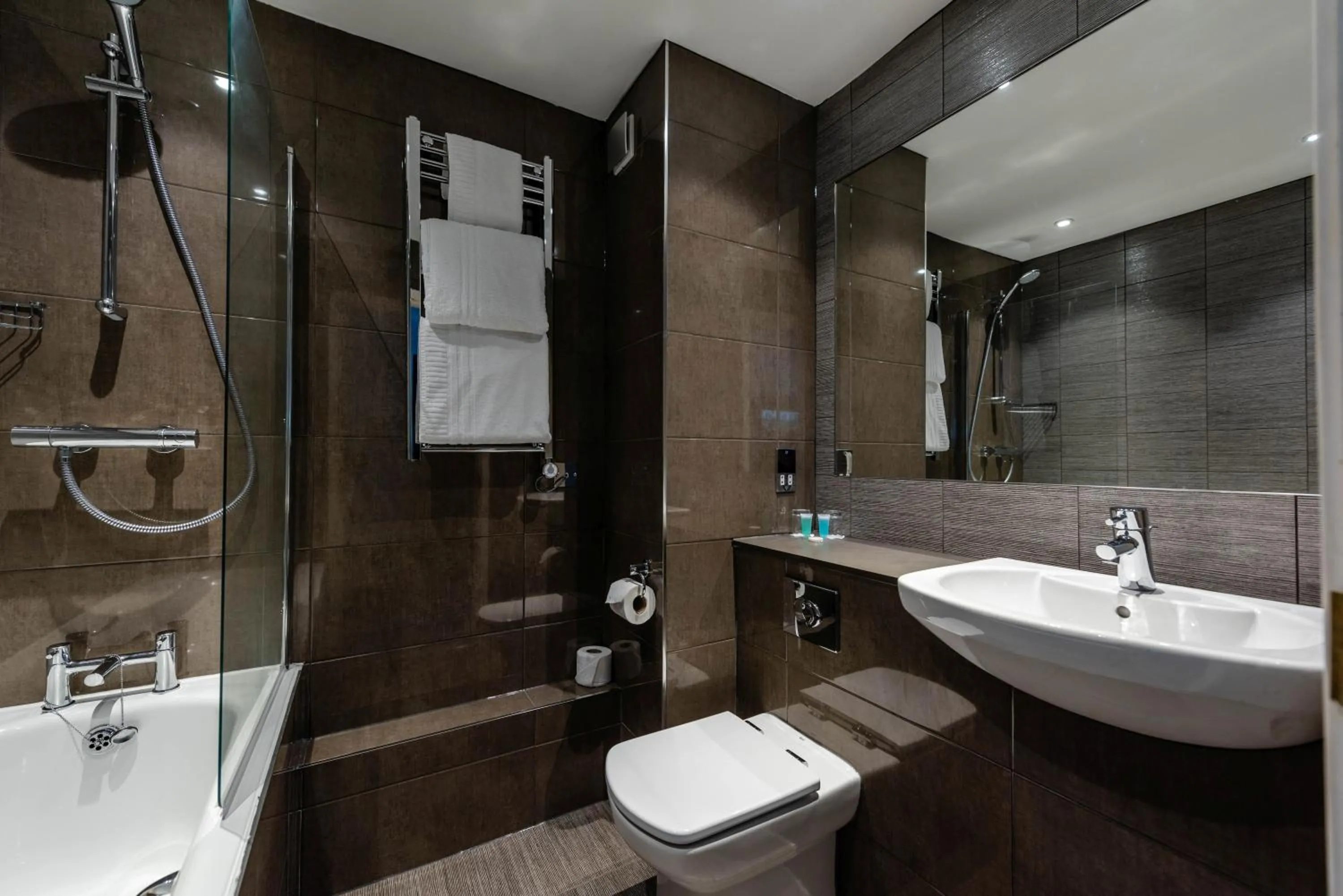 Bathroom in Southcrest Manor Hotel, Best Western Signature Collection