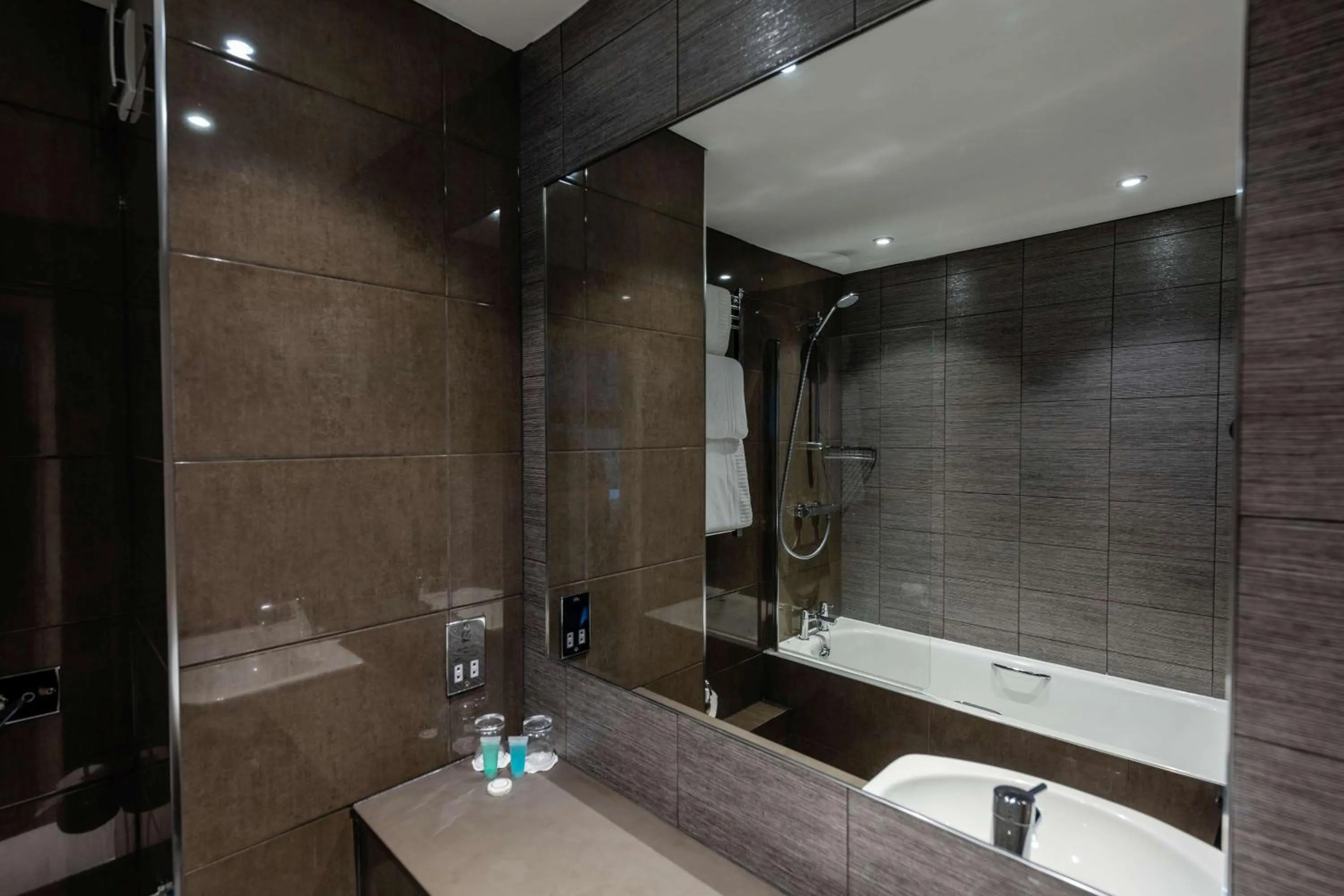 Shower in Southcrest Manor Hotel, Best Western Signature Collection