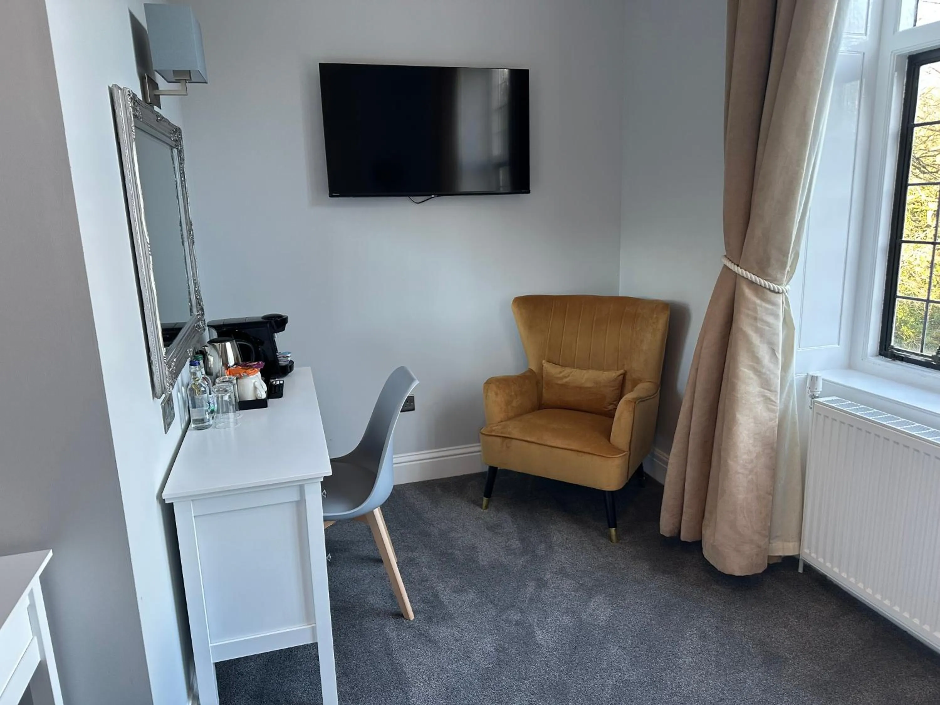 Seating area in Southcrest Manor Hotel, Best Western Signature Collection