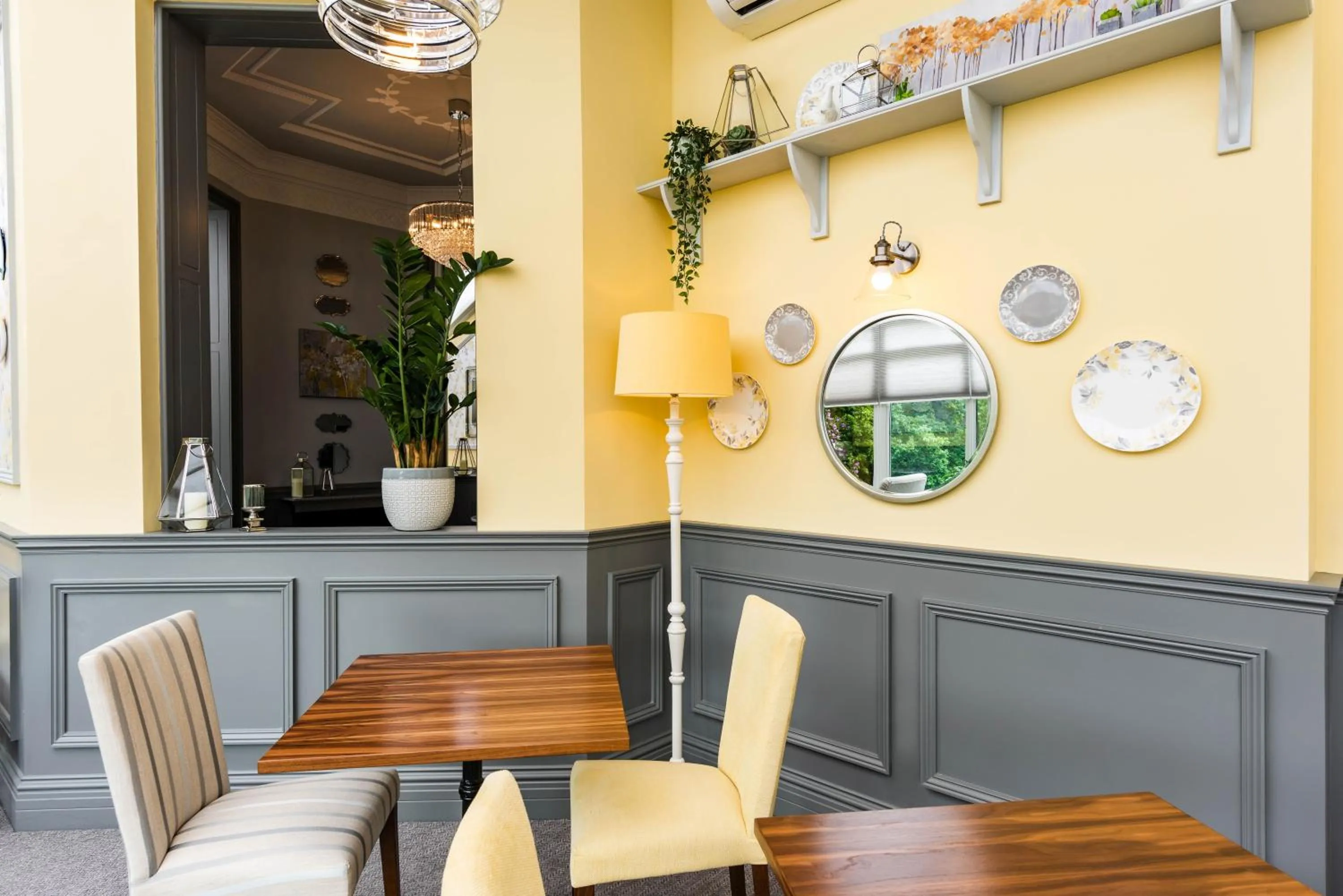 Lounge or bar in Southcrest Manor Hotel, Best Western Signature Collection