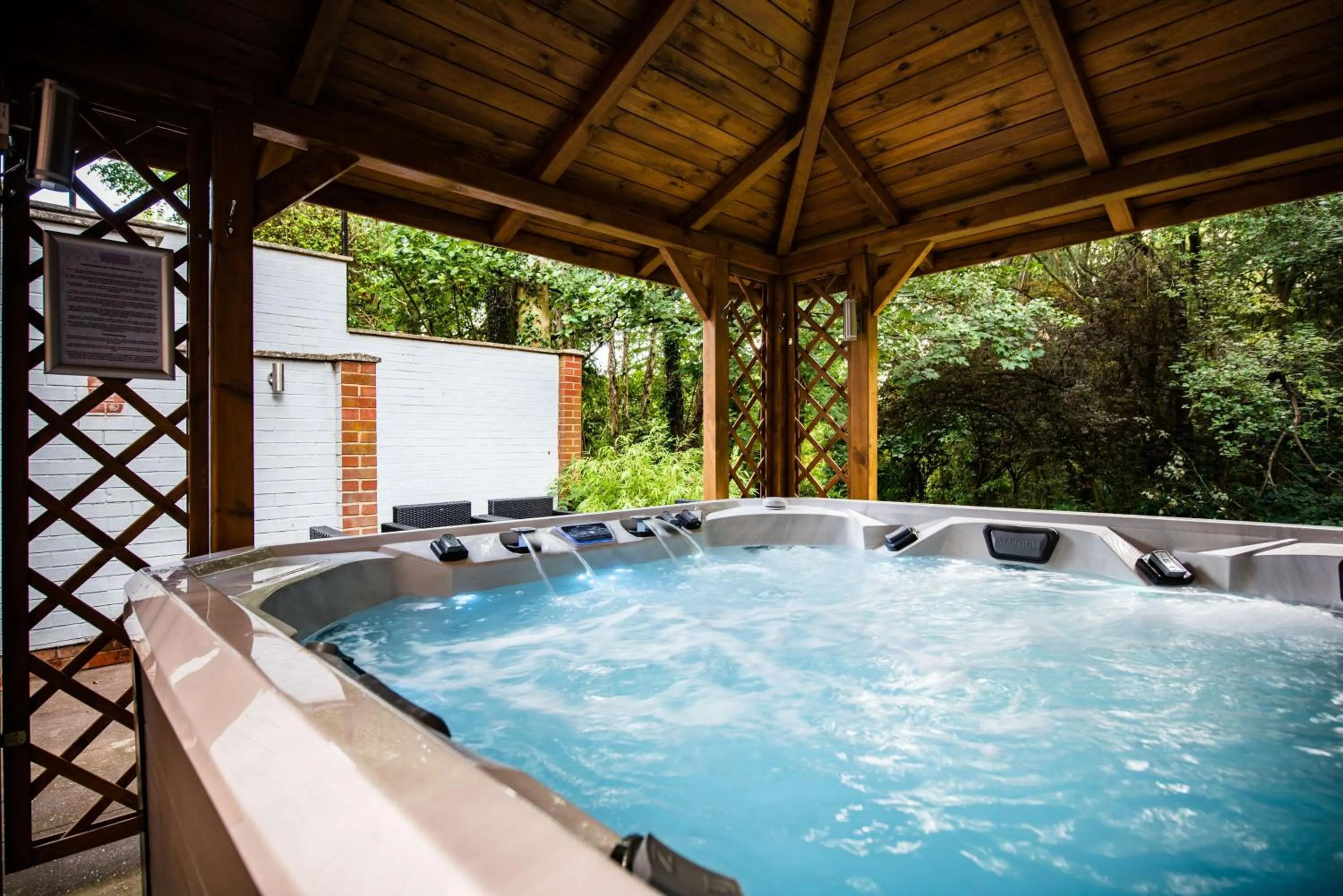 Hot Tub in Southcrest Manor Hotel, Best Western Signature Collection