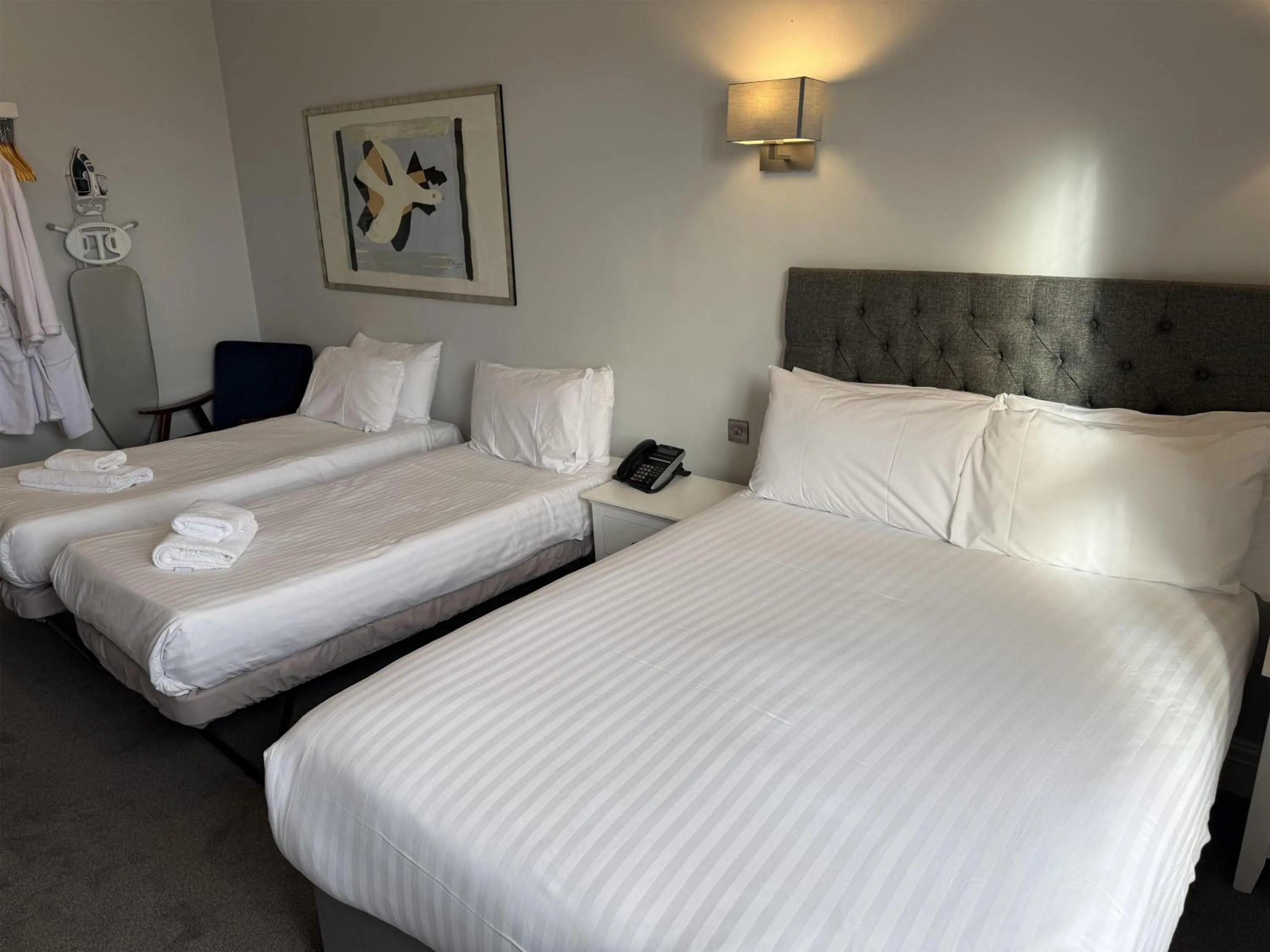 Bedroom, Bed in Southcrest Manor Hotel, Best Western Signature Collection