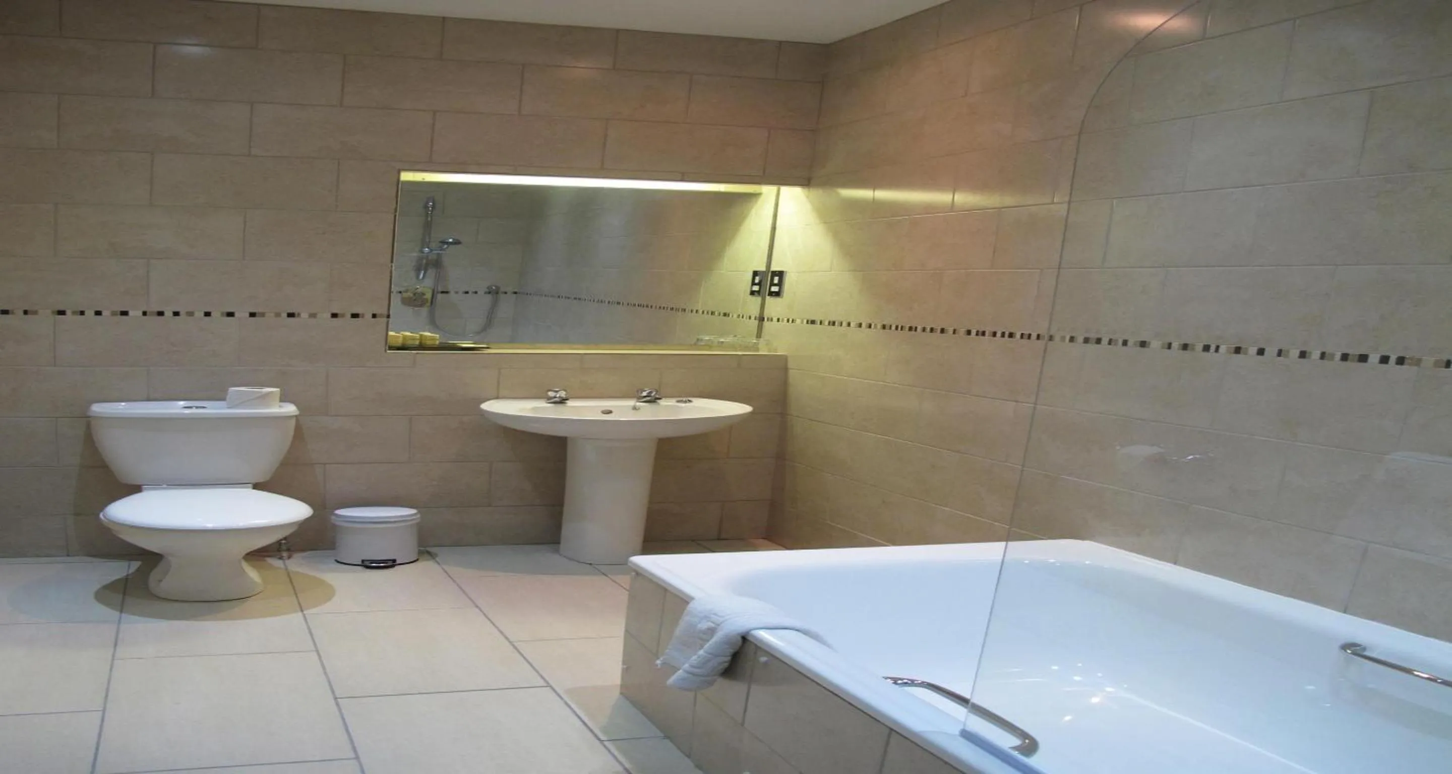 Bedroom in Southcrest Manor Hotel, Best Western Signature Collection