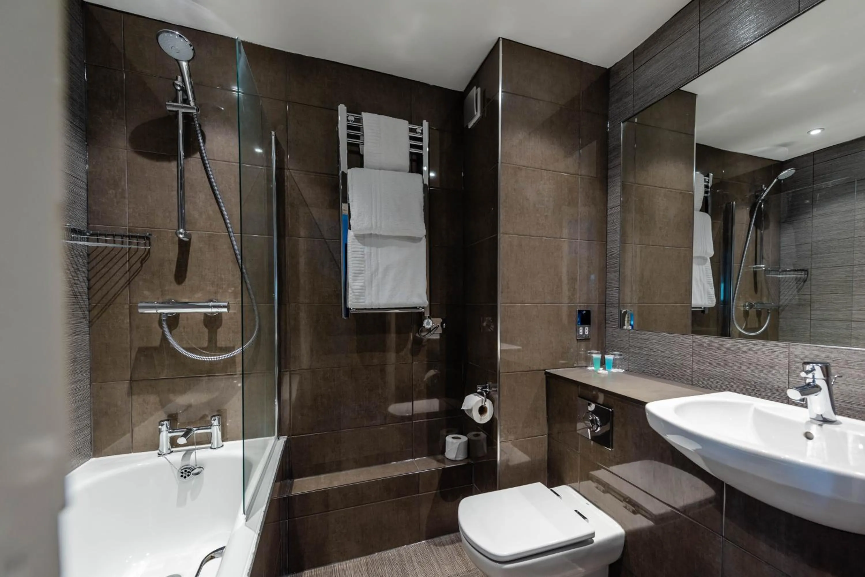 Shower in Southcrest Manor Hotel, Best Western Signature Collection