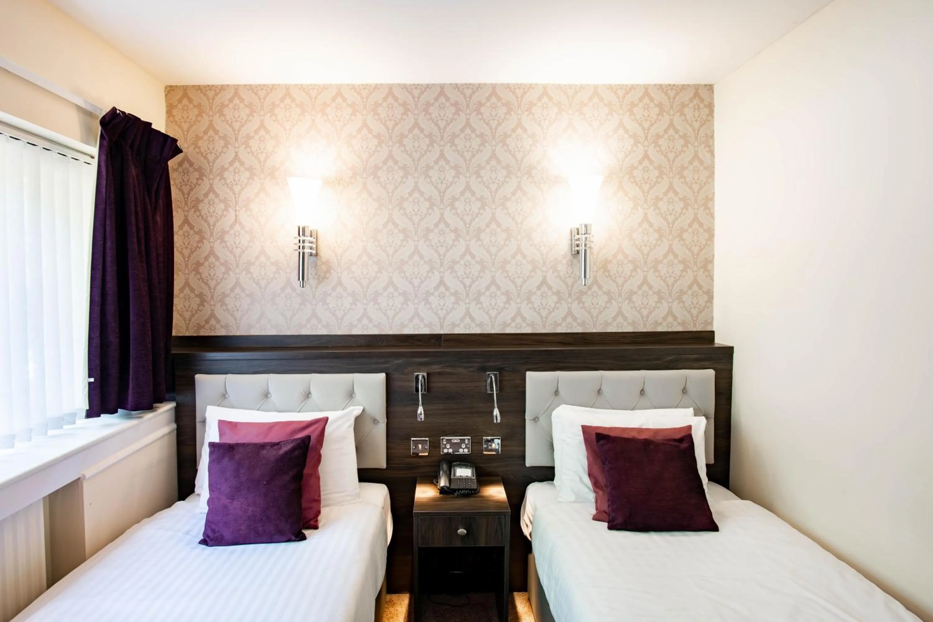 Bedroom, Bed in Southcrest Manor Hotel, Best Western Signature Collection