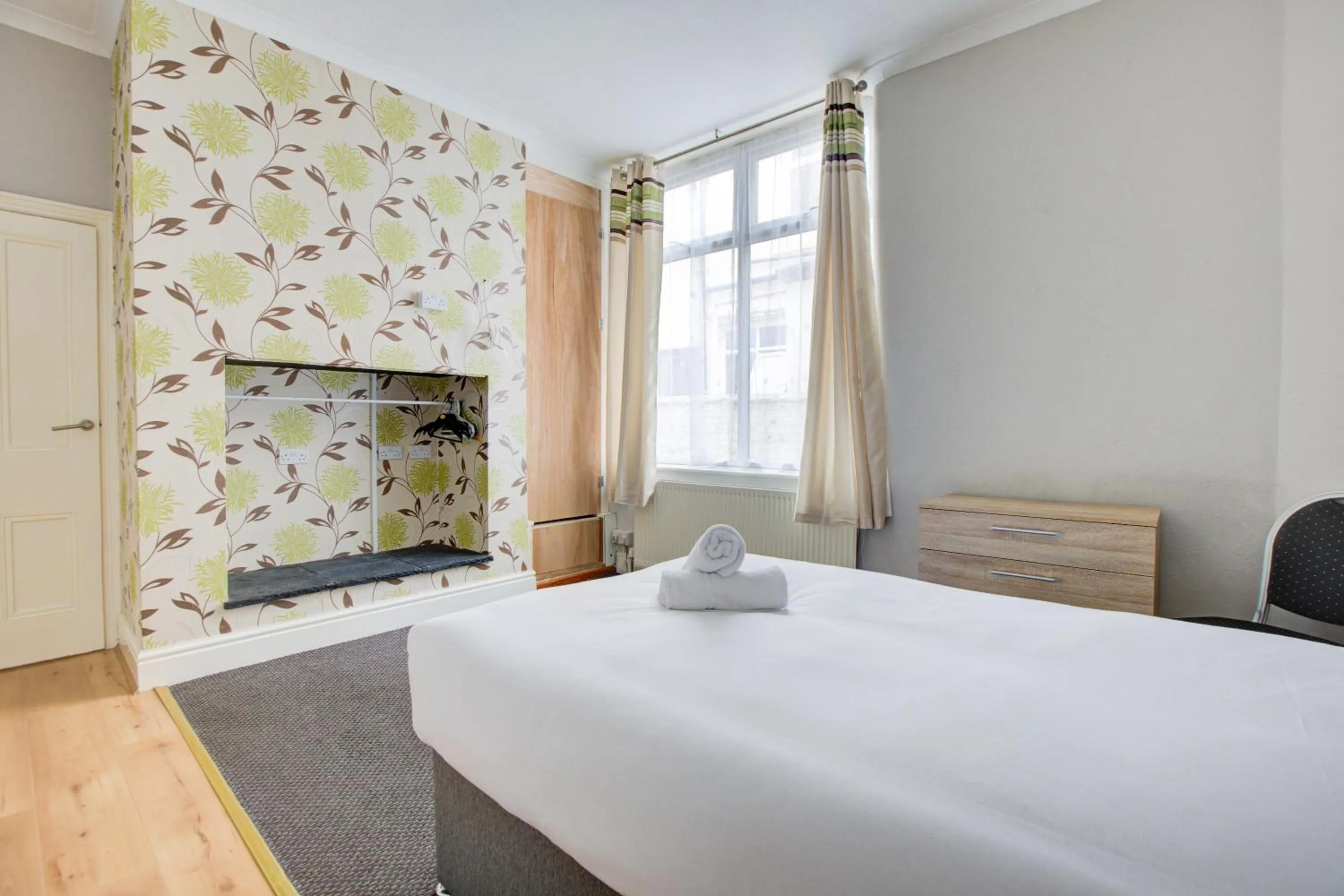 Bedroom, Bed in The Sandringham Court Hotel & Apartment Welcoming Large and Small Groups for 15 years