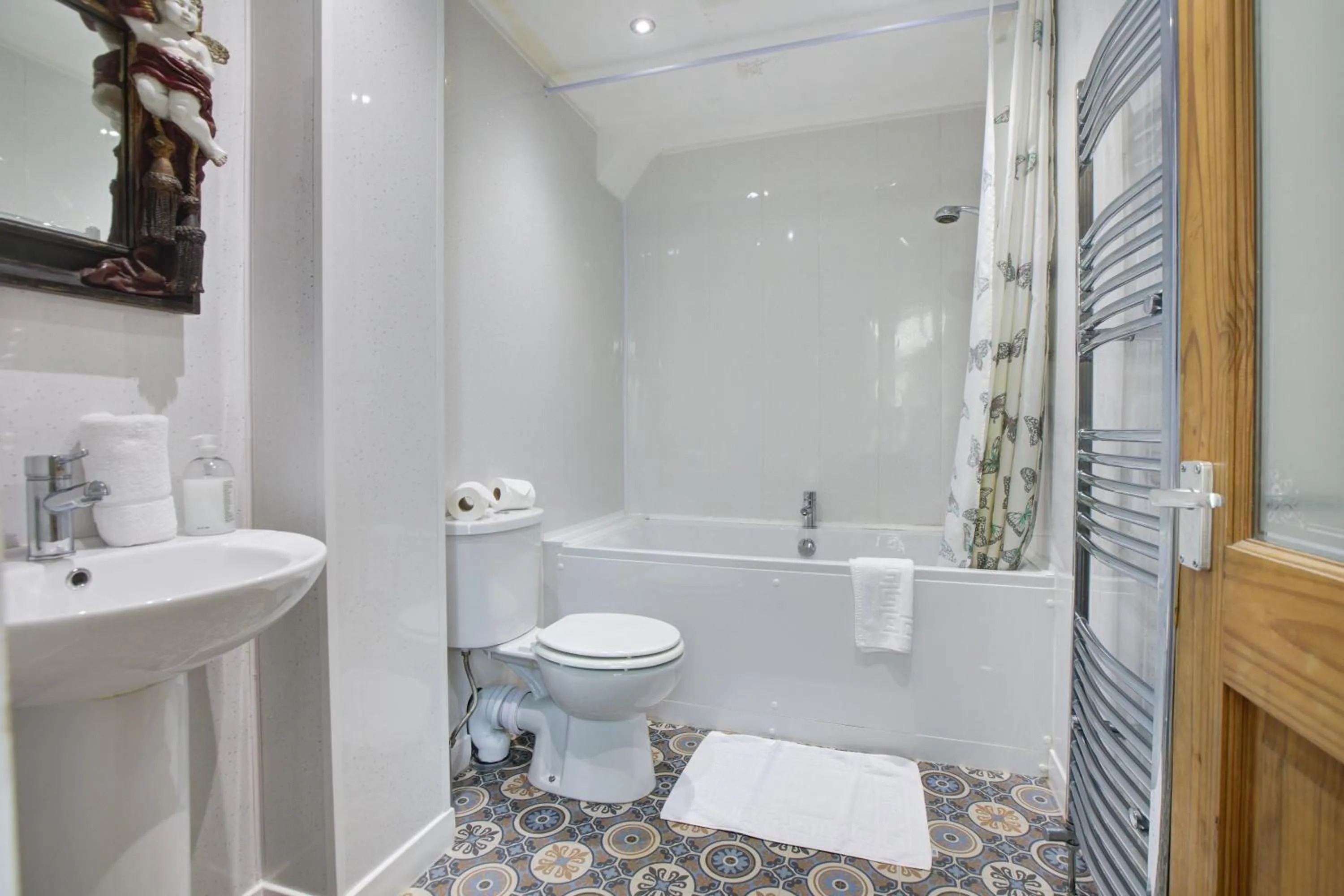 Bathroom in The Sandringham Court Hotel & Apartment Welcoming Large and Small Groups for 15 years