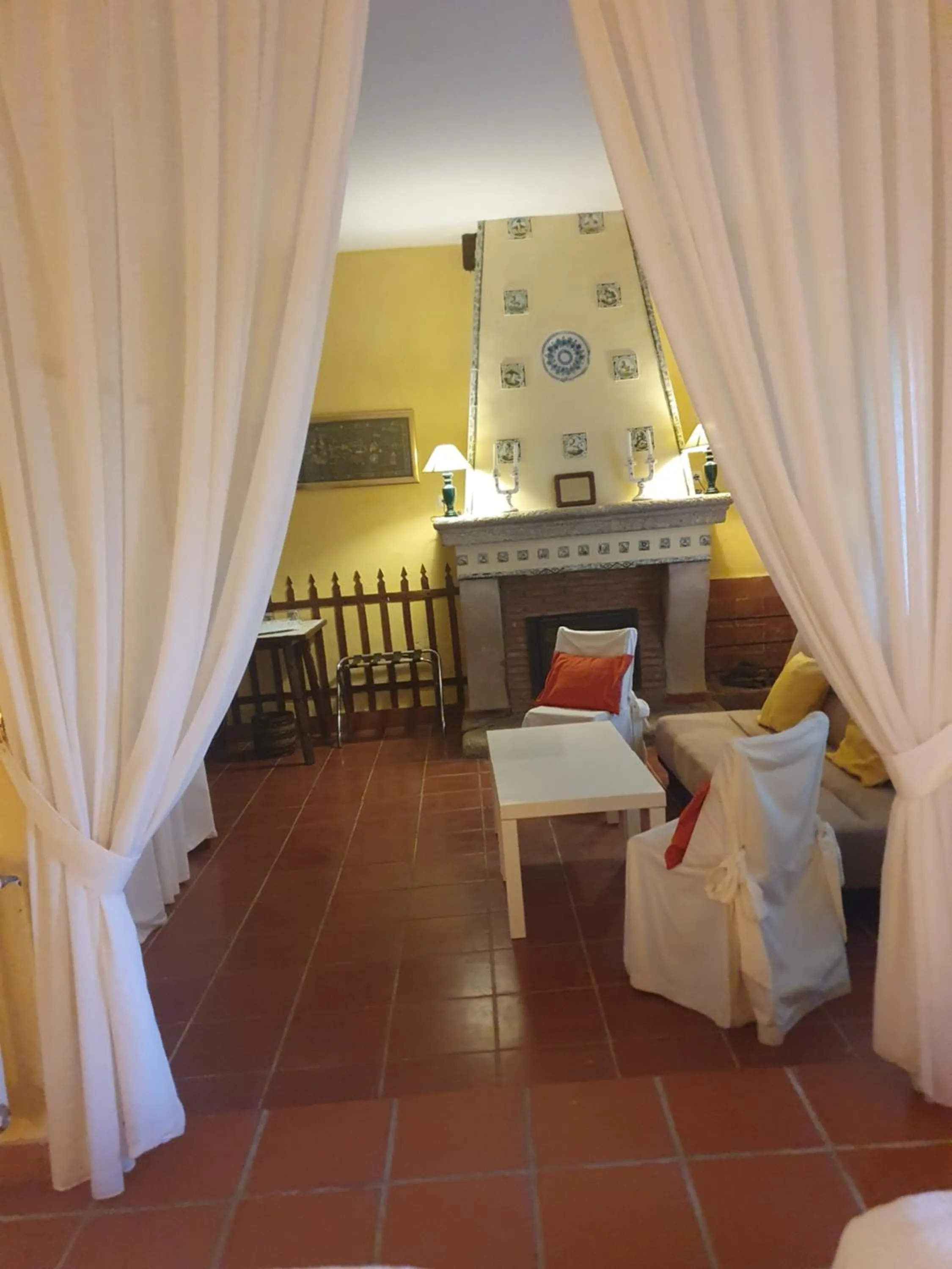 Living room, Bed in Hotel Rural El Vaqueril