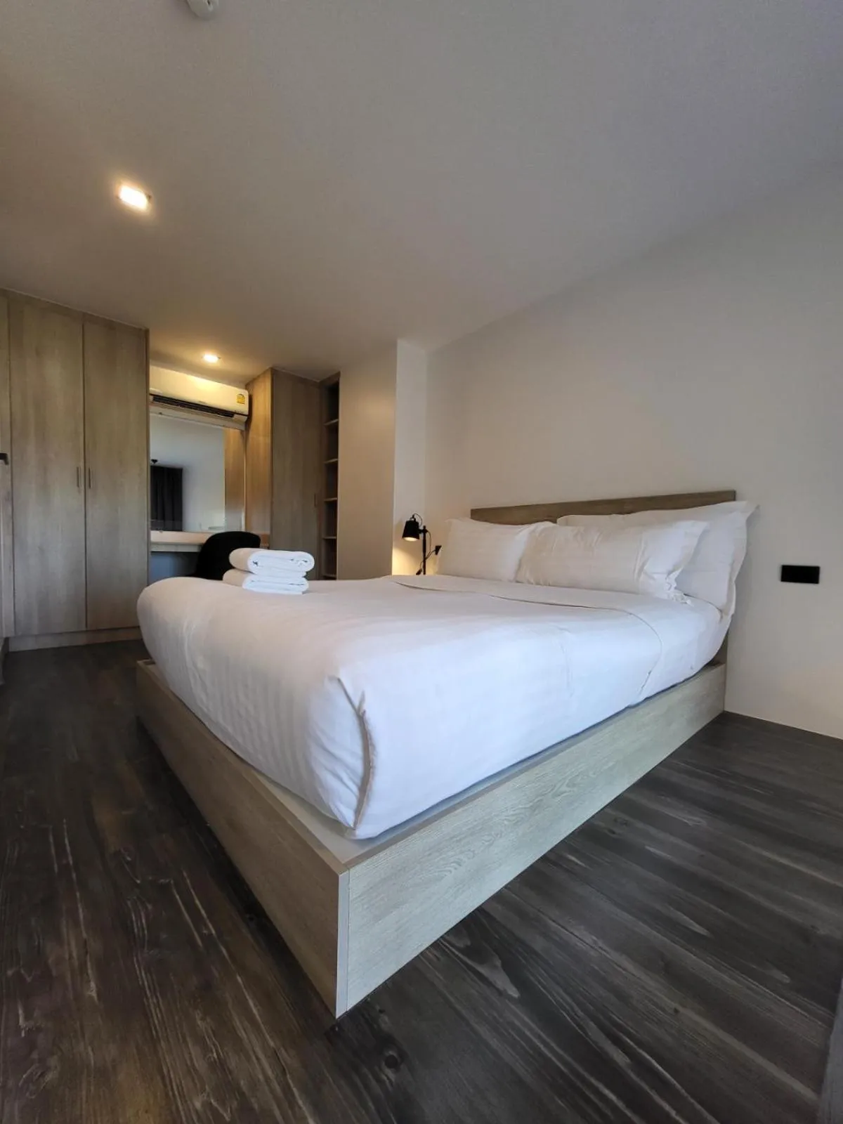 Utopia Naiharn - Modern Naiharn Beach Apartment