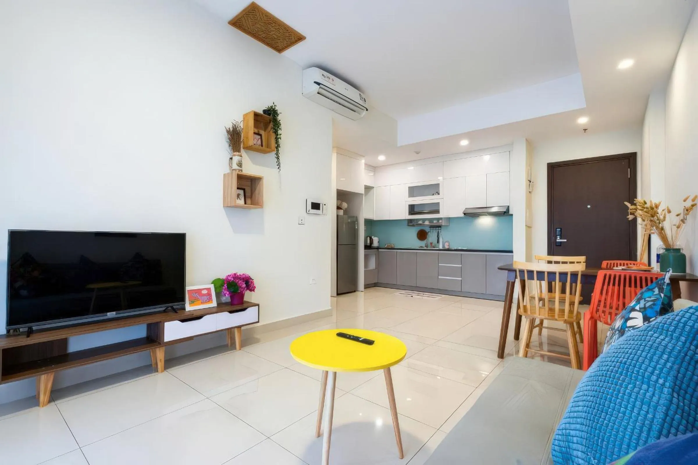 Communal lounge/ TV room in Minute Suites - Botanica Orchard TSN Airport