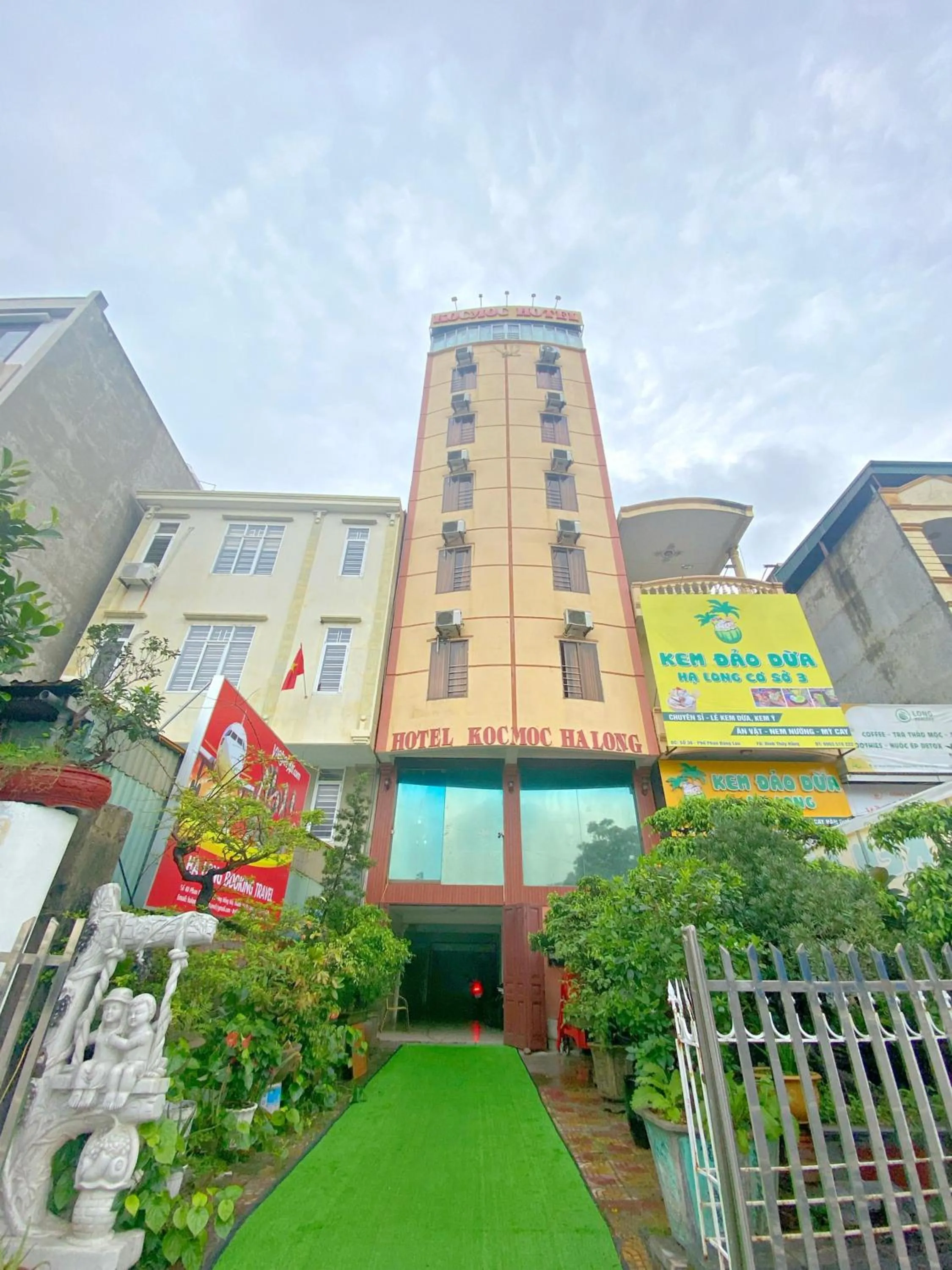 Property building in Kocmoc Hotel Hạ Long