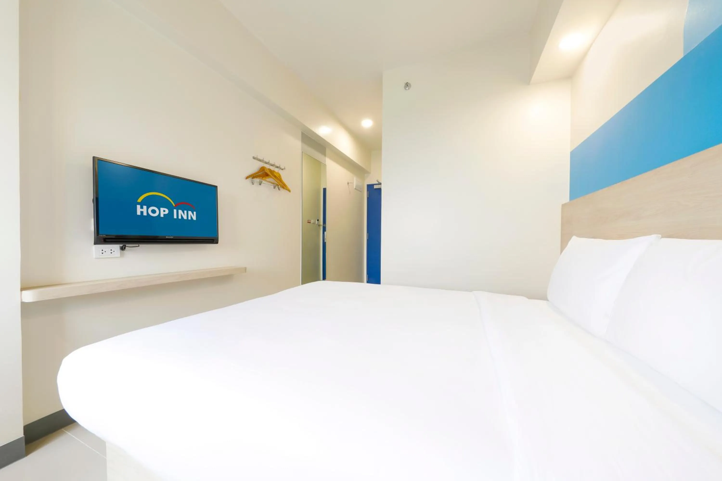 TV and multimedia, Bed in Hop Inn Hotel Iloilo