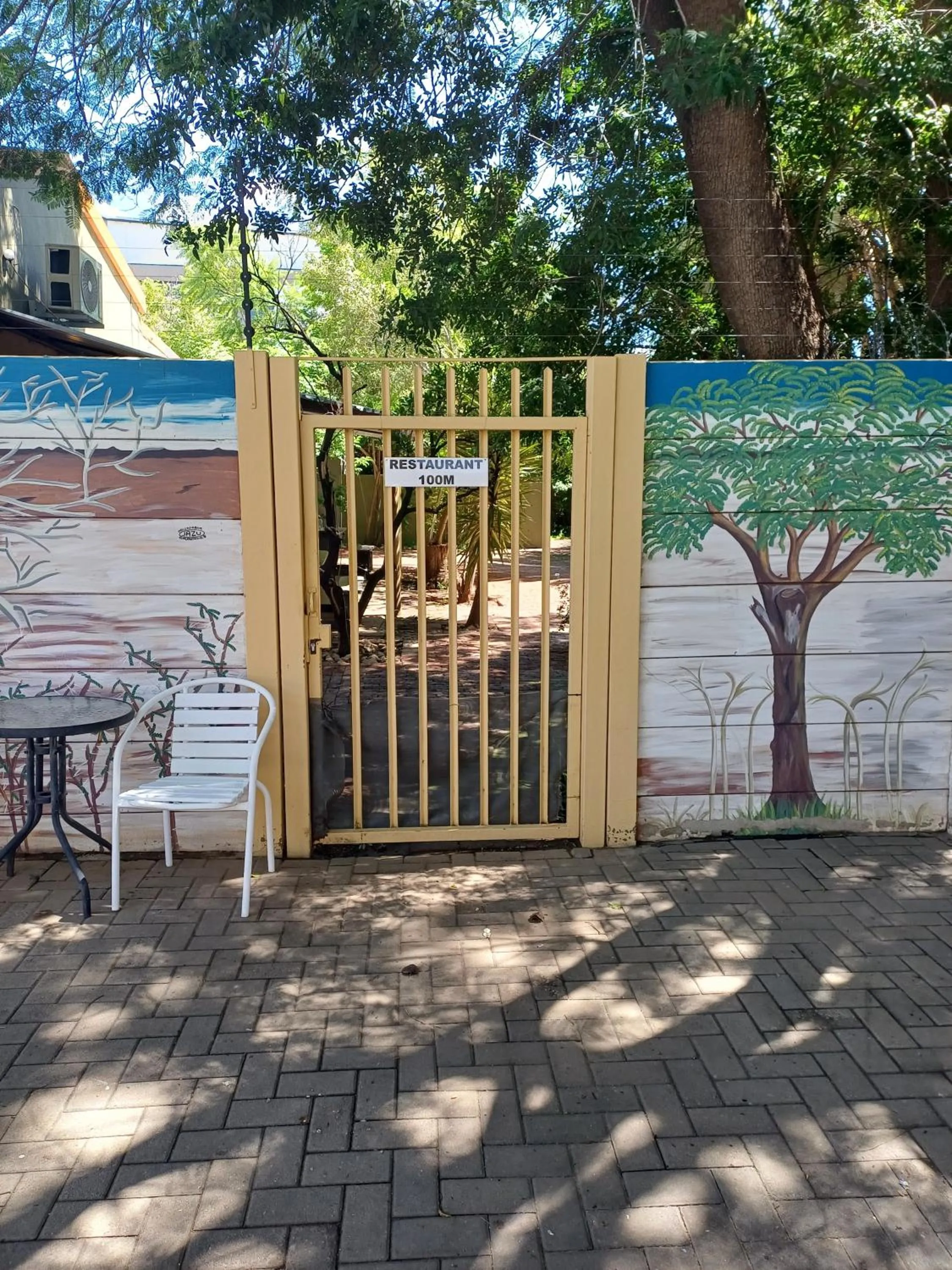 Restaurant/places to eat in Capbon Guesthouse