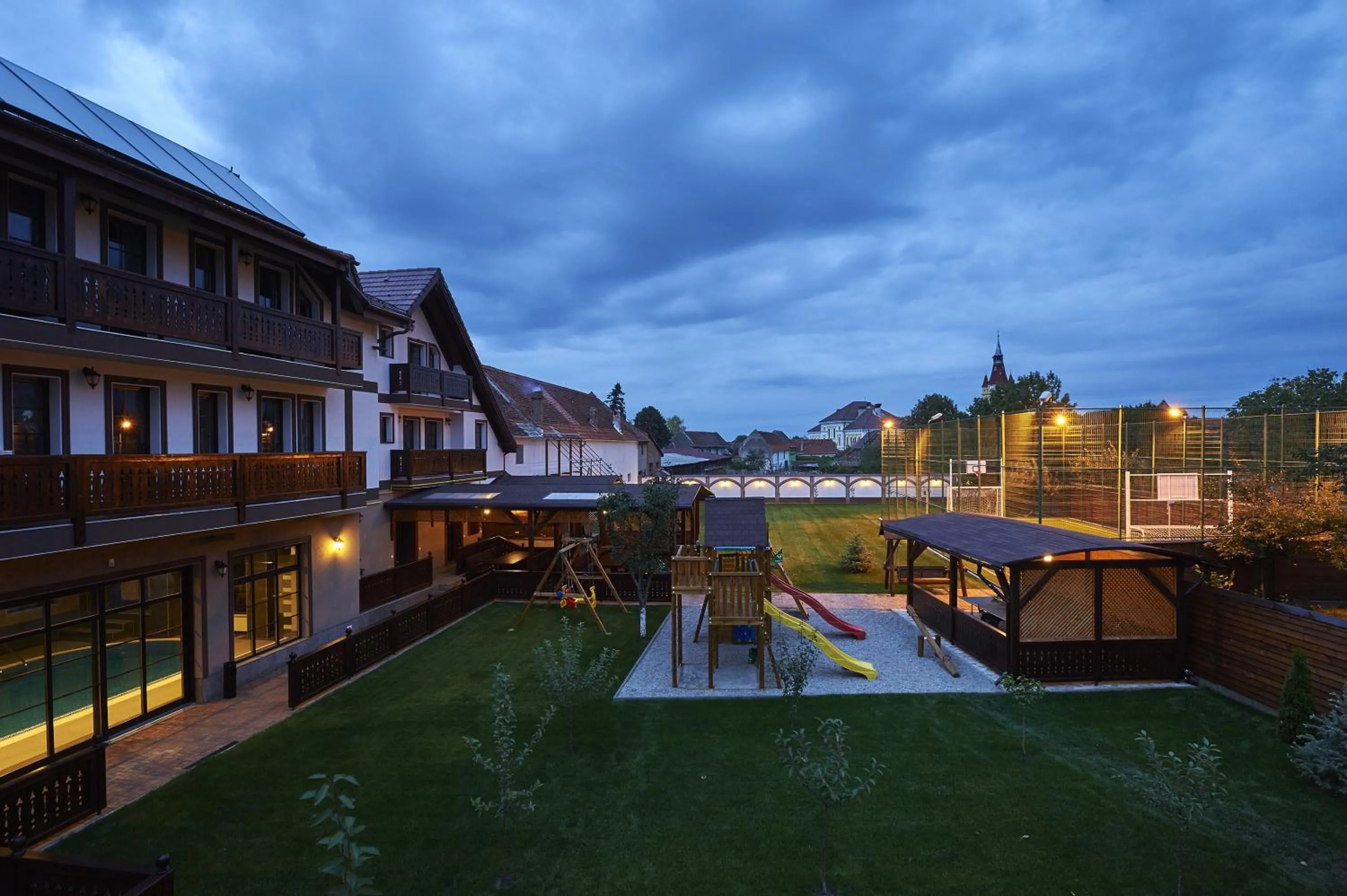 Night in Conacul Ambient