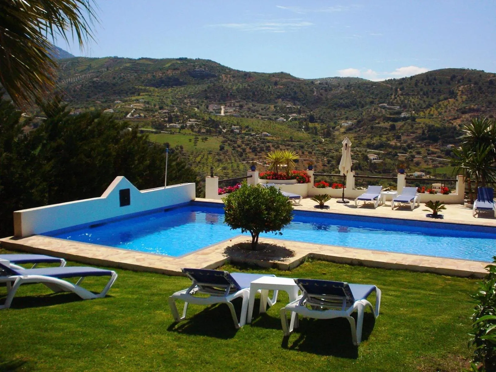 Swimming pool in Hotel Cortijo de Salia