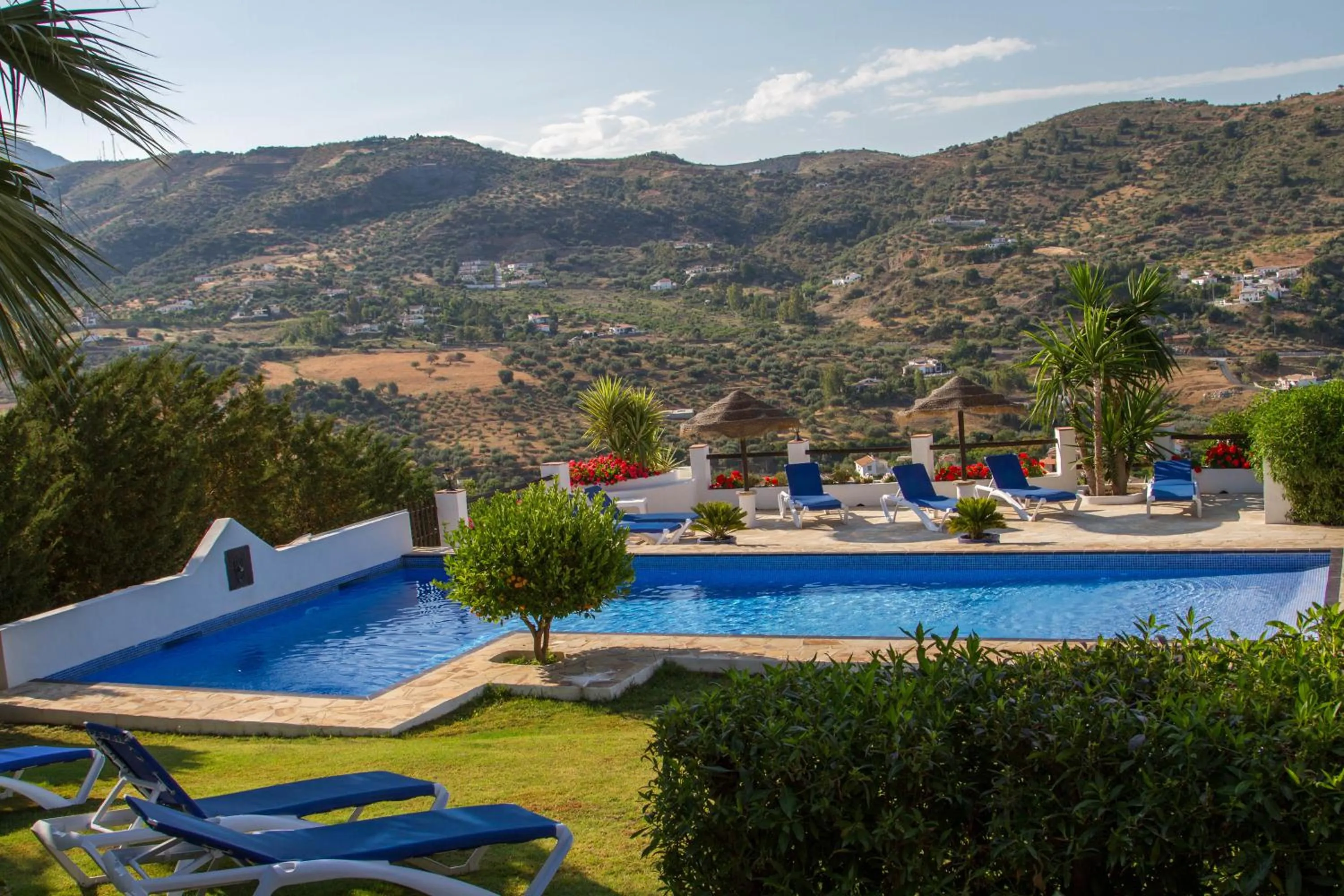 Swimming pool in Hotel Cortijo de Salia