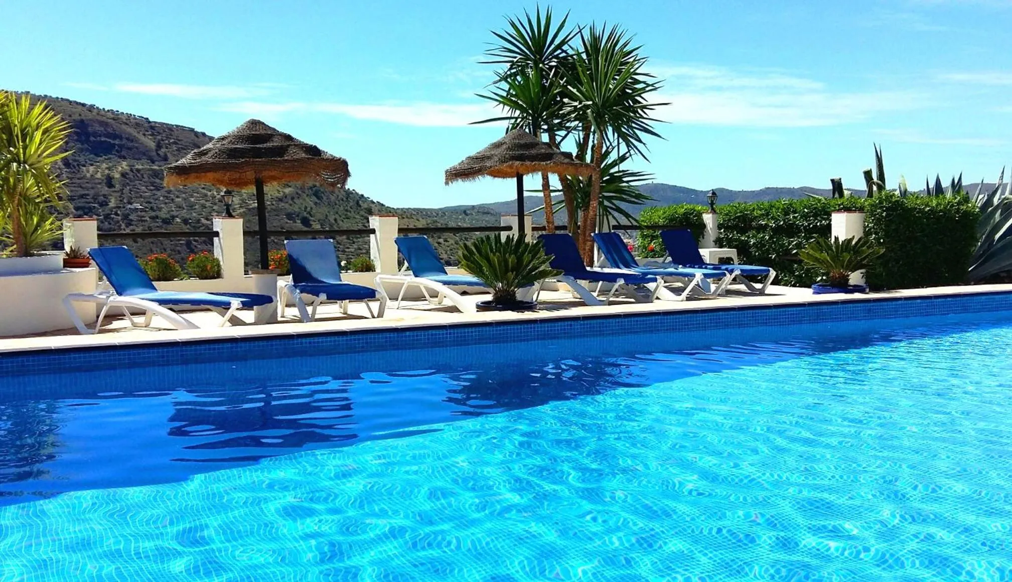 Swimming pool in Hotel Cortijo de Salia