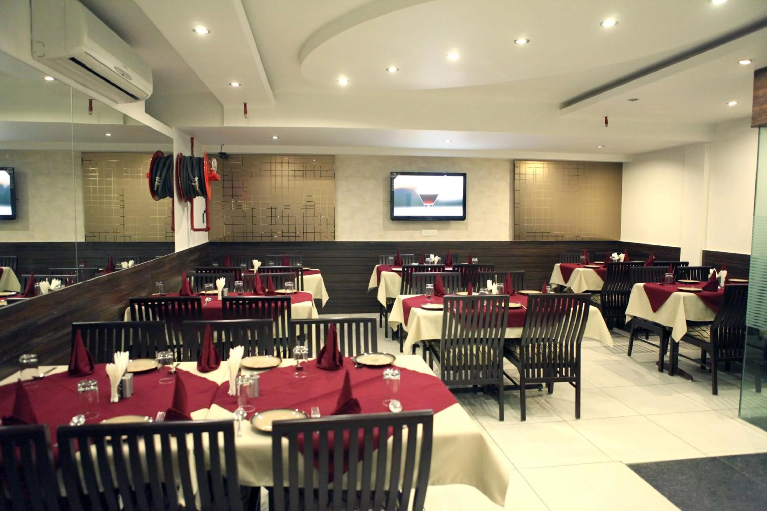 Restaurant/places to eat in Saar Inn