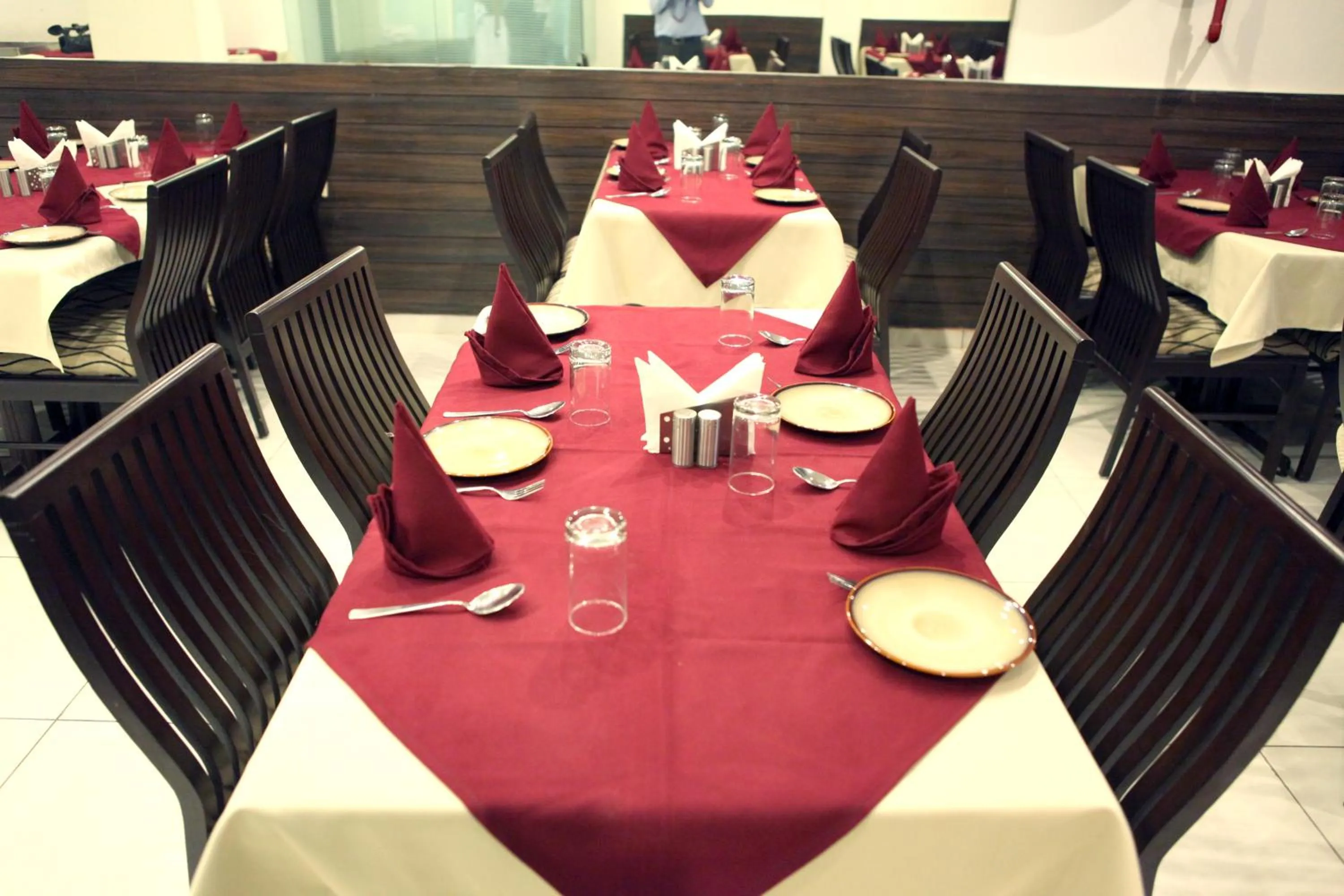 Restaurant/places to eat in Saar Inn