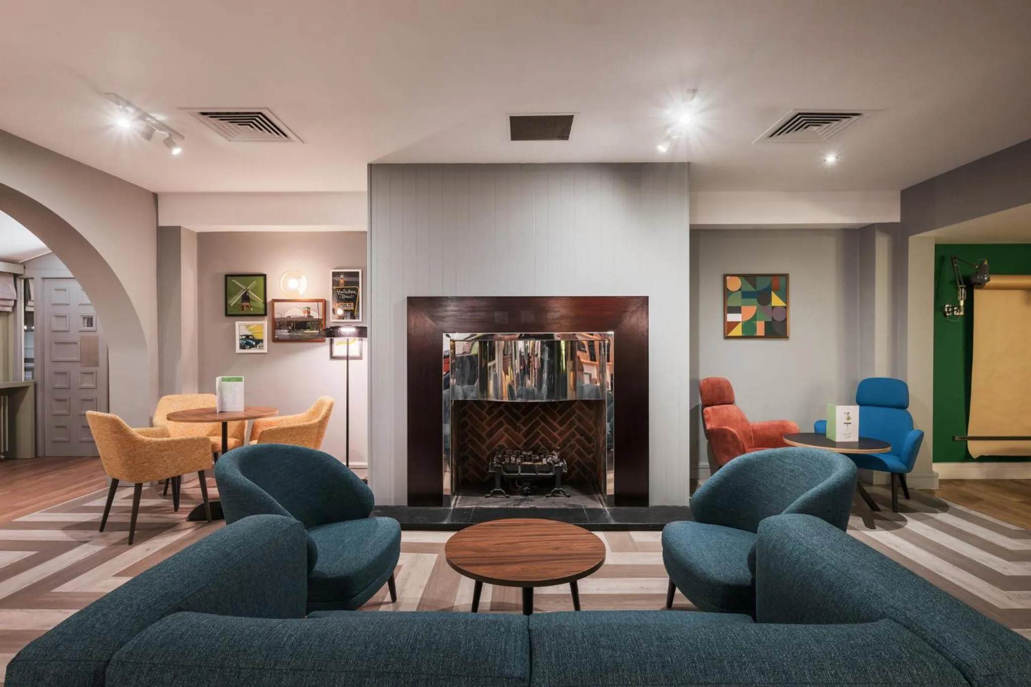 Lounge or bar in Holiday Inn Birmingham Bromsgrove by IHG