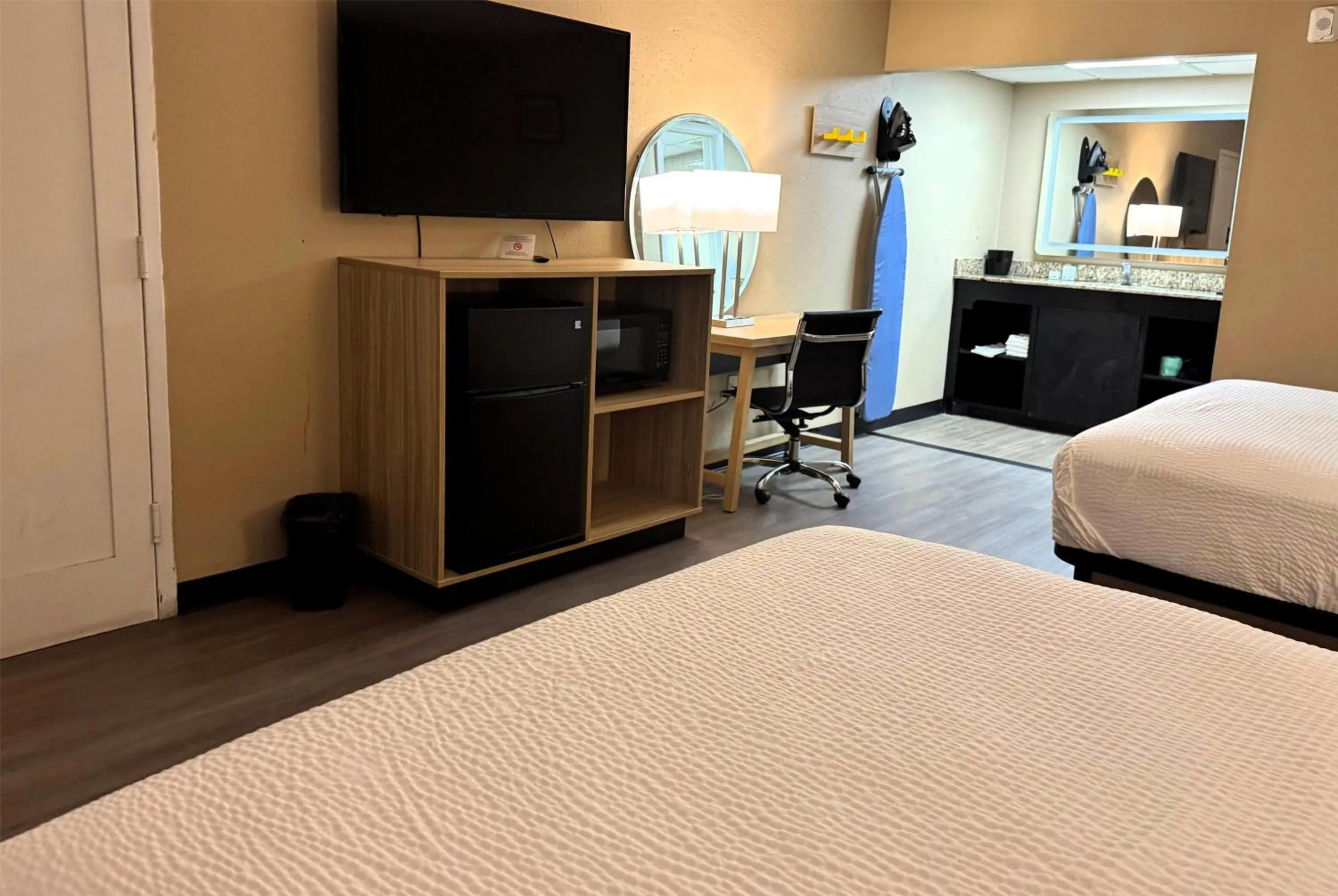 Photo of the whole room, Bed in Super 8 by Wyndham Corpus Christi Airport