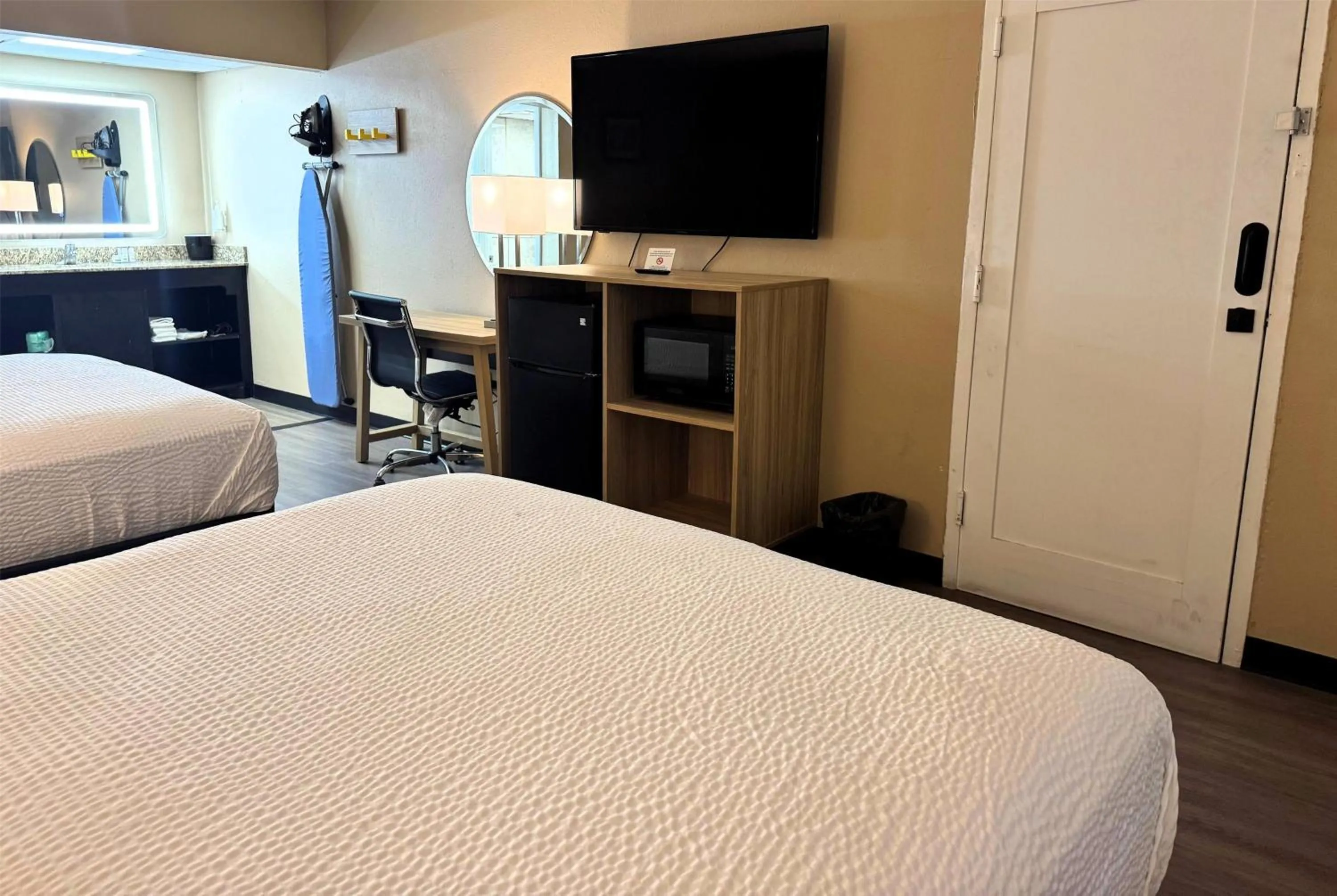 Photo of the whole room, Bed in Super 8 by Wyndham Corpus Christi Airport