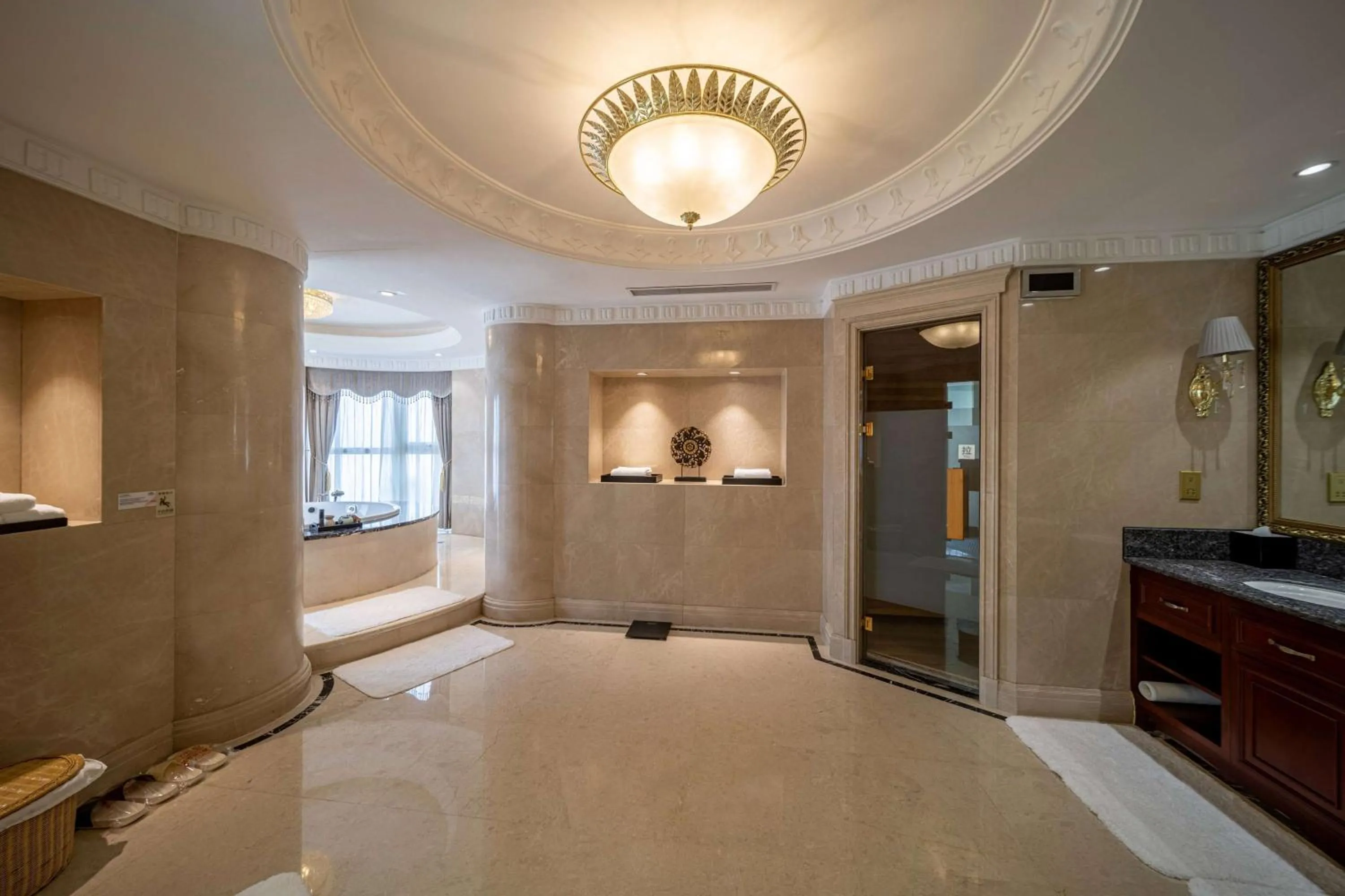 Toilet in Howard Johnson Junhe Hot Springs Resort Beijing北京君和豪生温泉酒店