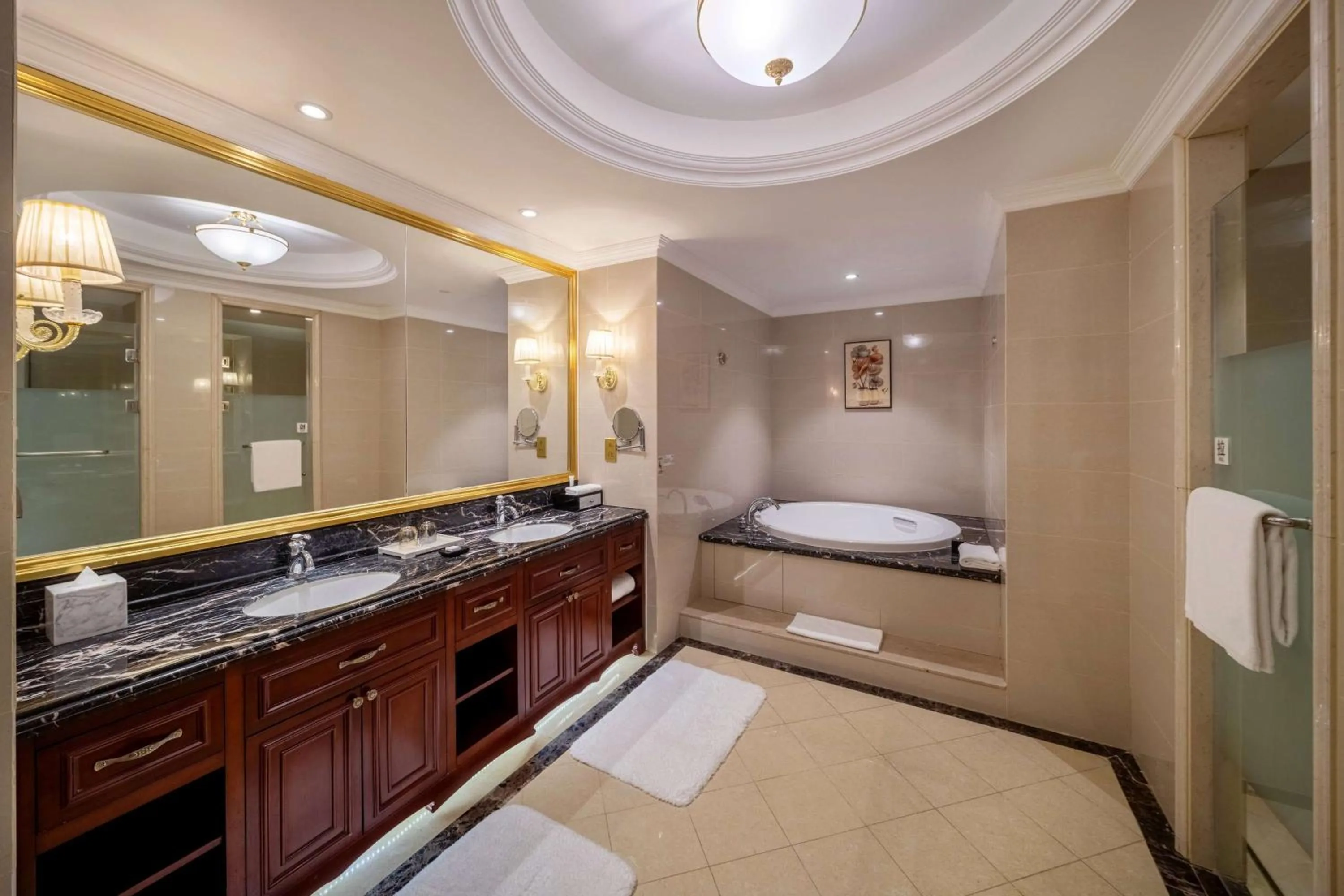 Toilet in Howard Johnson Junhe Hot Springs Resort Beijing北京君和豪生温泉酒店